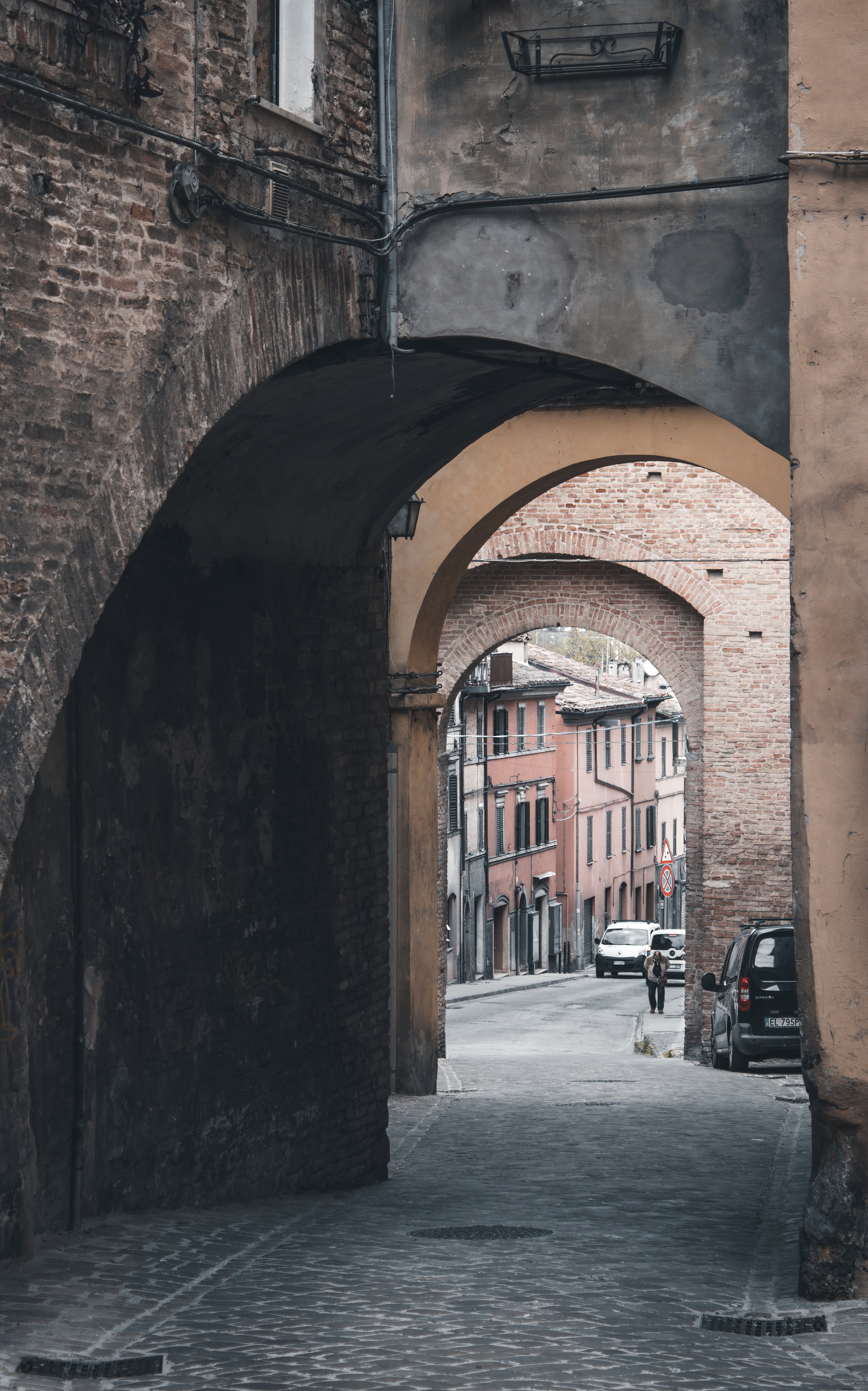 Une rue pavée à travers une arche Photo 