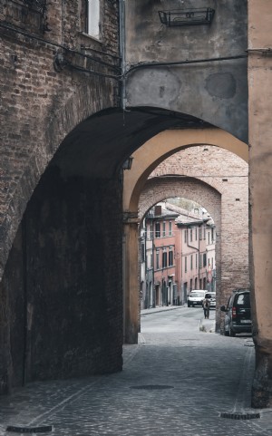 Une rue pavée à travers une arche Photo 