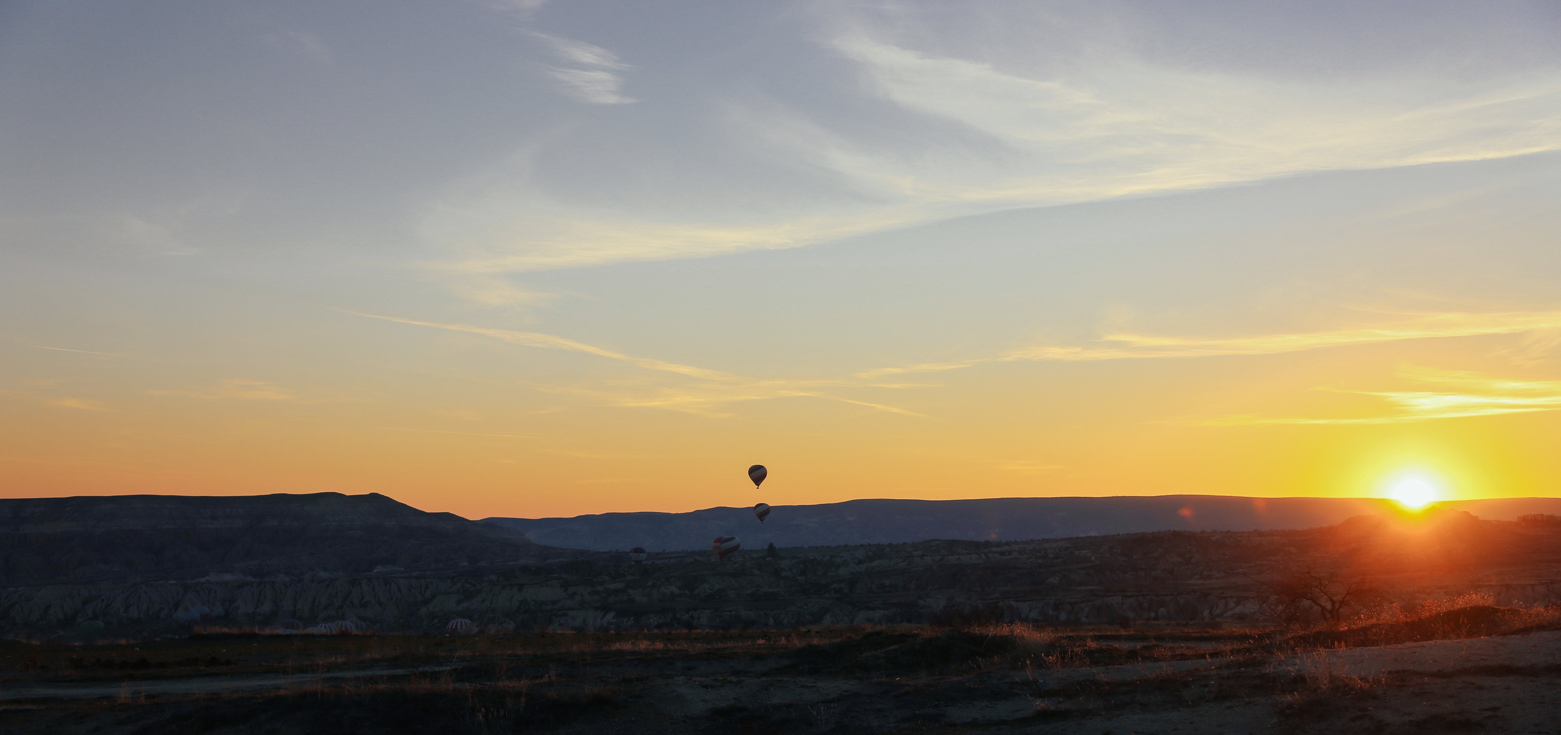 Amanecer se arrastra sobre la foto del horizonte 