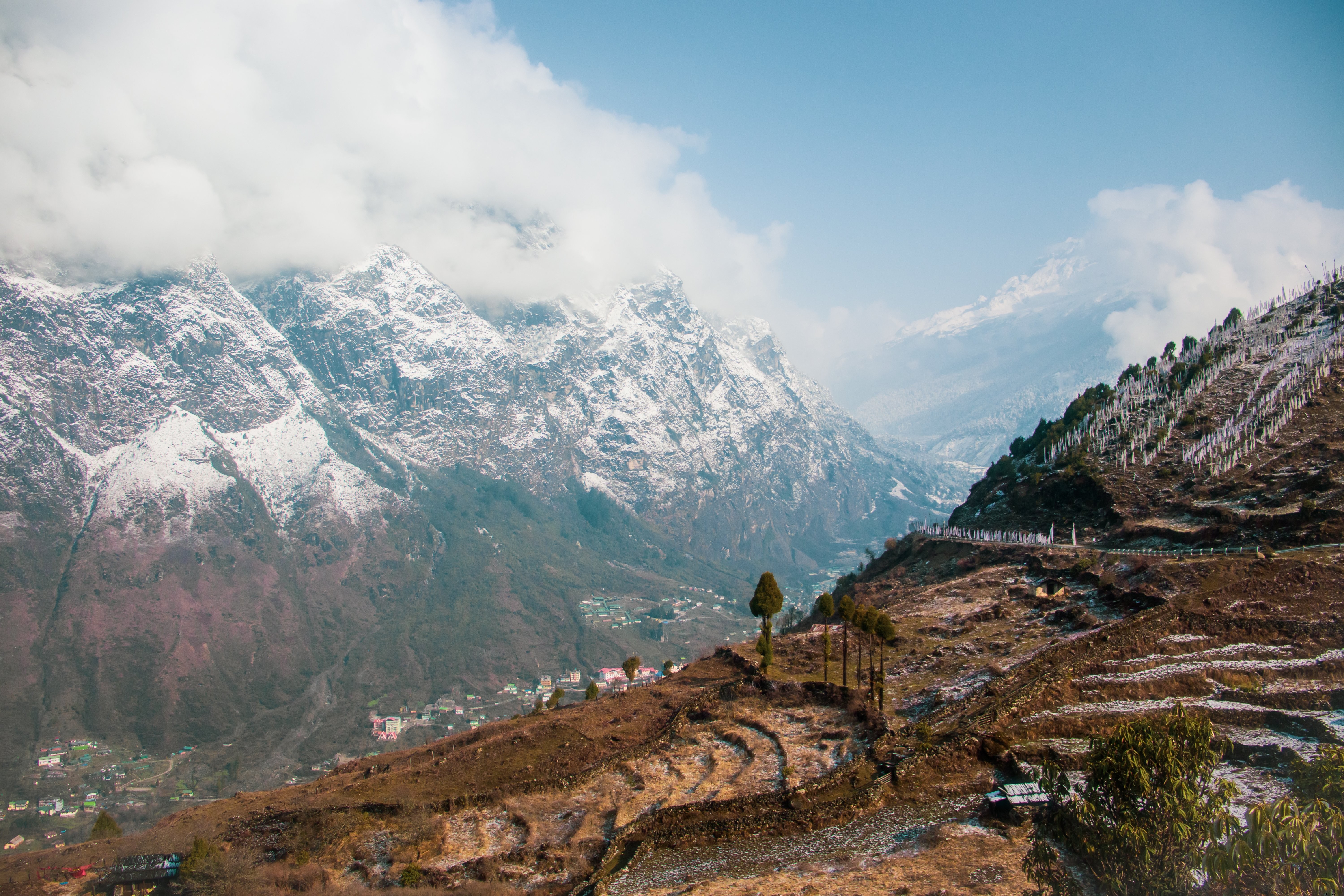 De grandes montagnes et un village dans la vallée ci-dessous Photo 