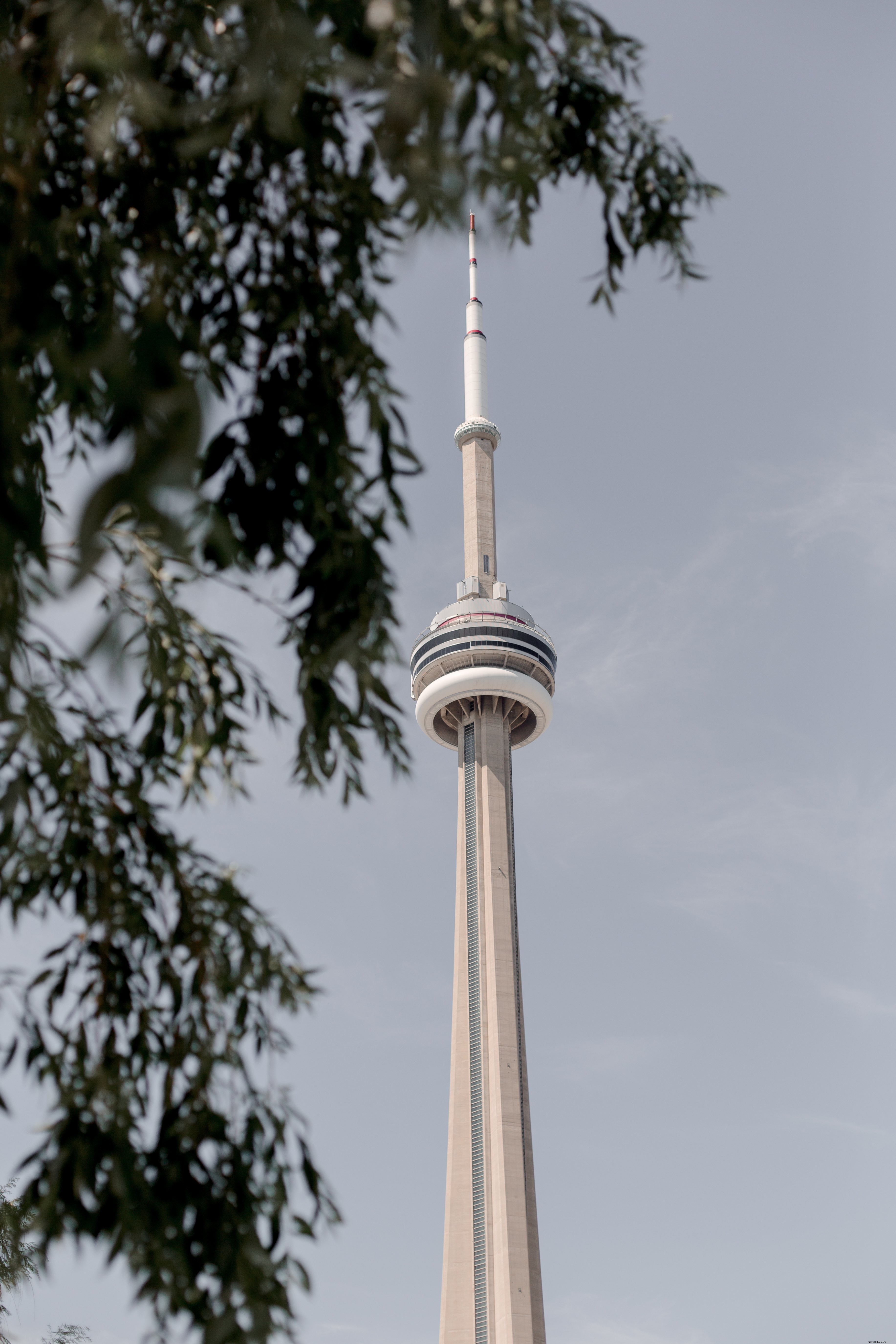 Foto de la torre CN contra el cielo azul de Toronto 