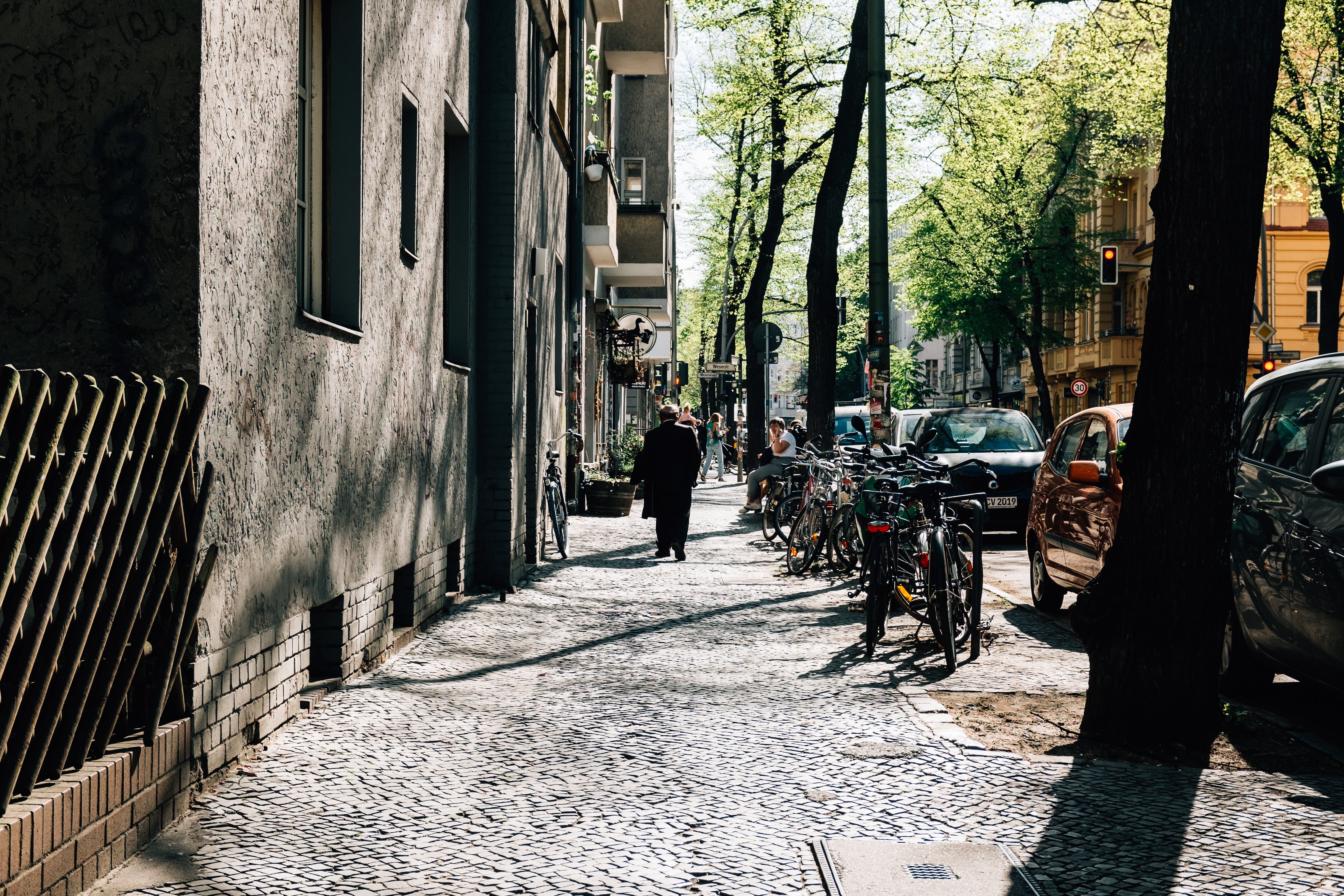 Luz do sol sobre uma foto de rua de paralelepípedos 