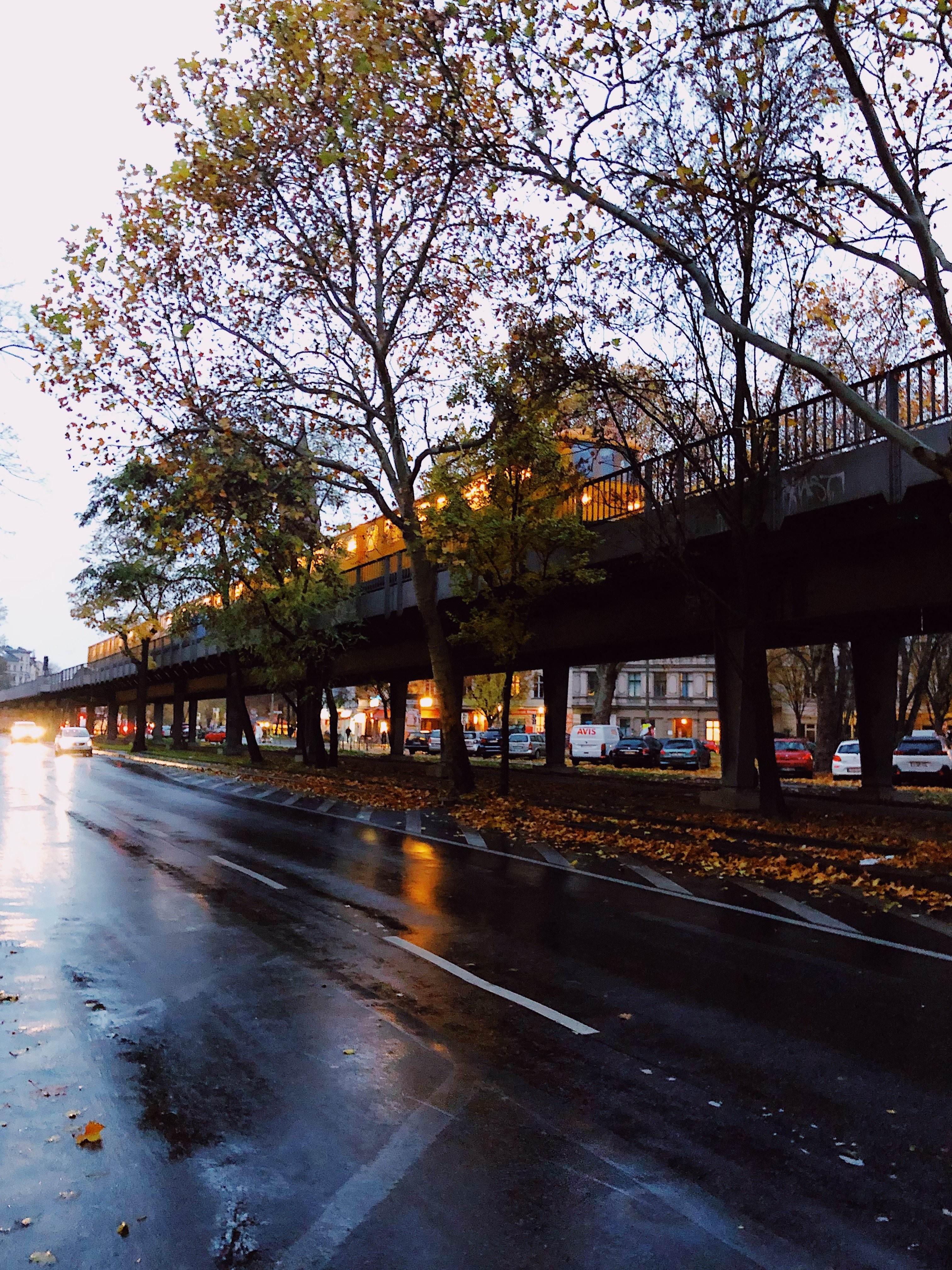 Train jaune sur les rails et les routes pluvieuses photo 