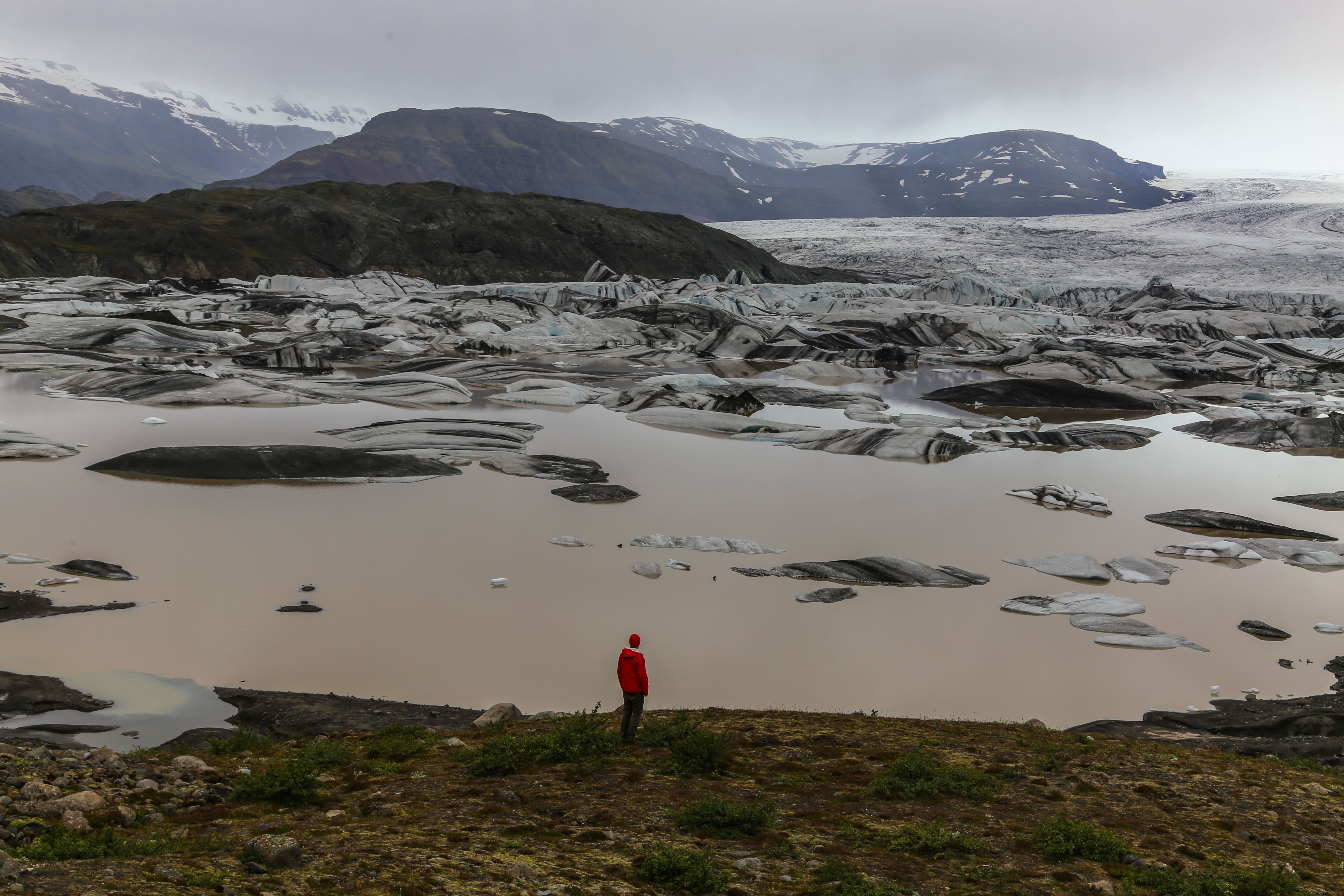 Foto de um homem e um campo de gelo 