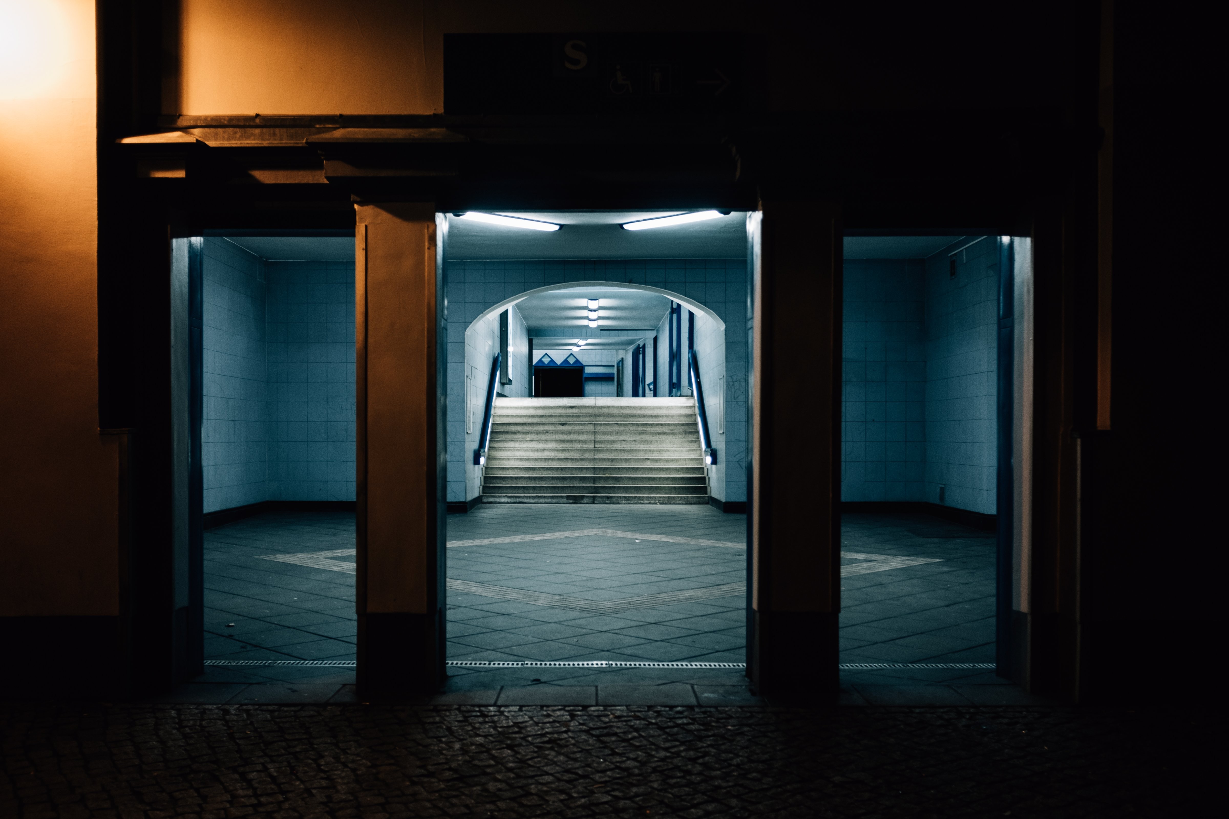 Foto di ingresso della metropolitana vuota 