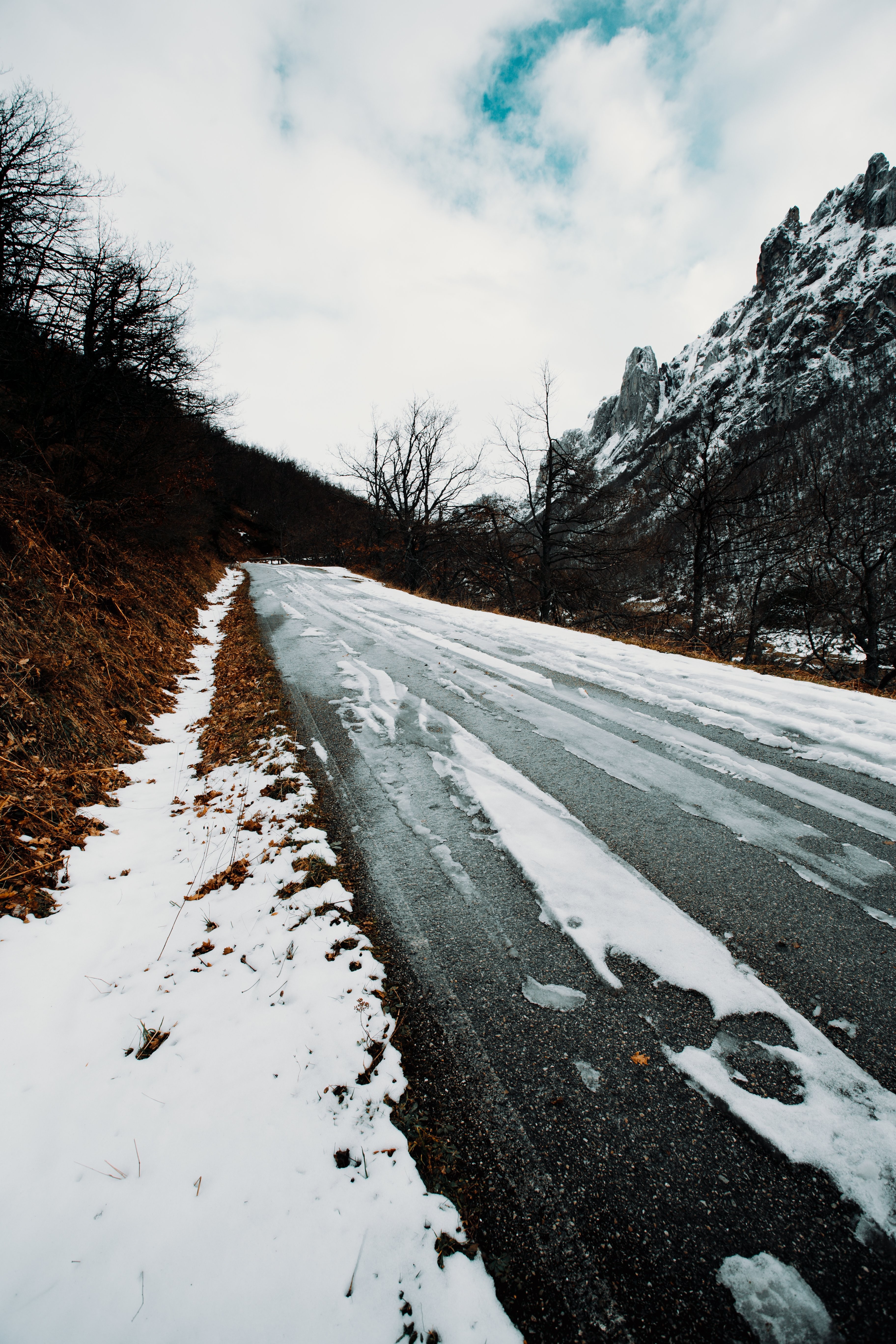 Una foto de solitaria carretera de invierno cubierta de aguanieve 