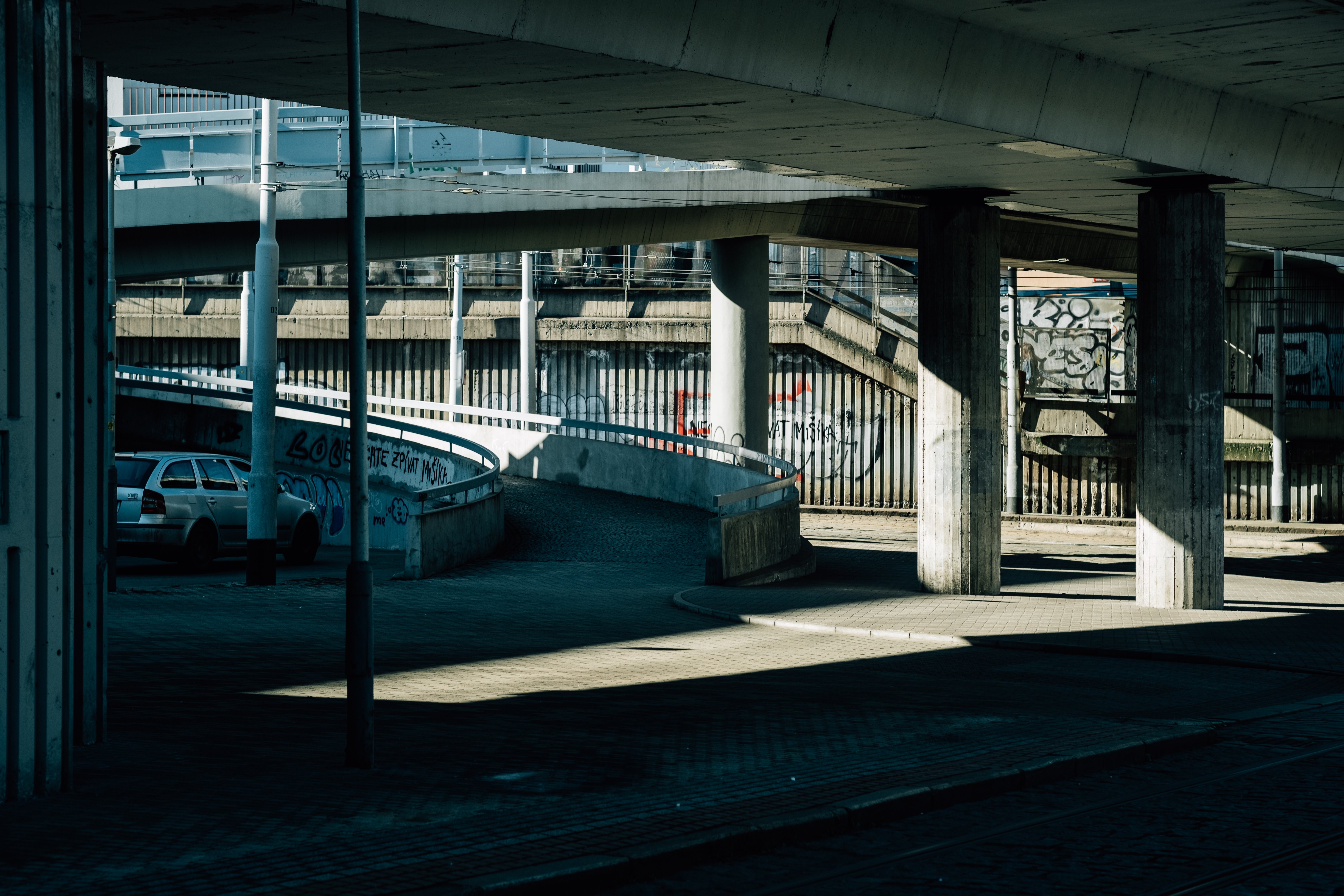 Passage inférieur en ciment d une route de la ville avec photo Graffiti 