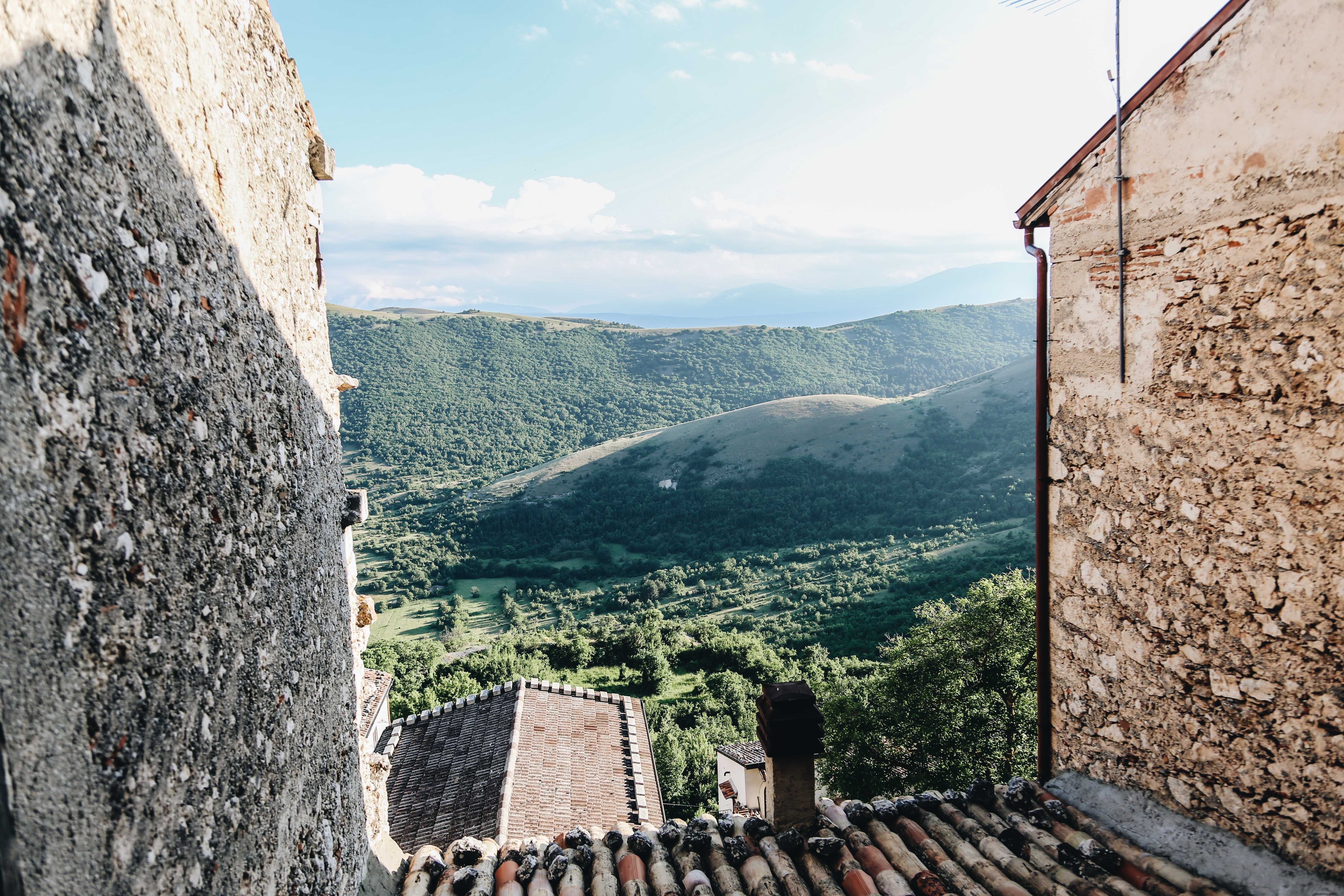 Foto de paisaje natural de marco de casas gastadas 