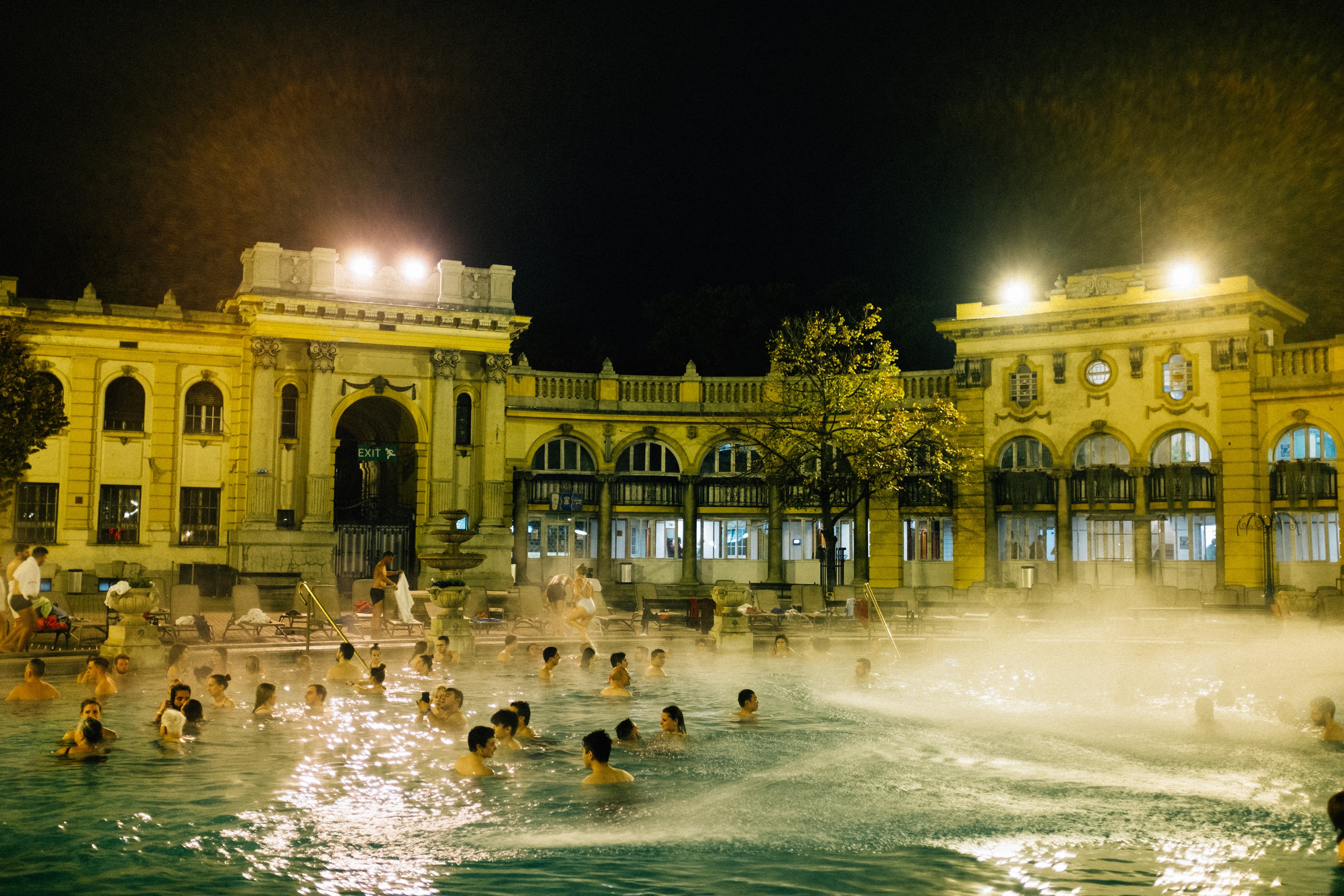 Foto noturna na piscina 