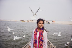 La persona se para en un barco con pájaros a su alrededor Foto 