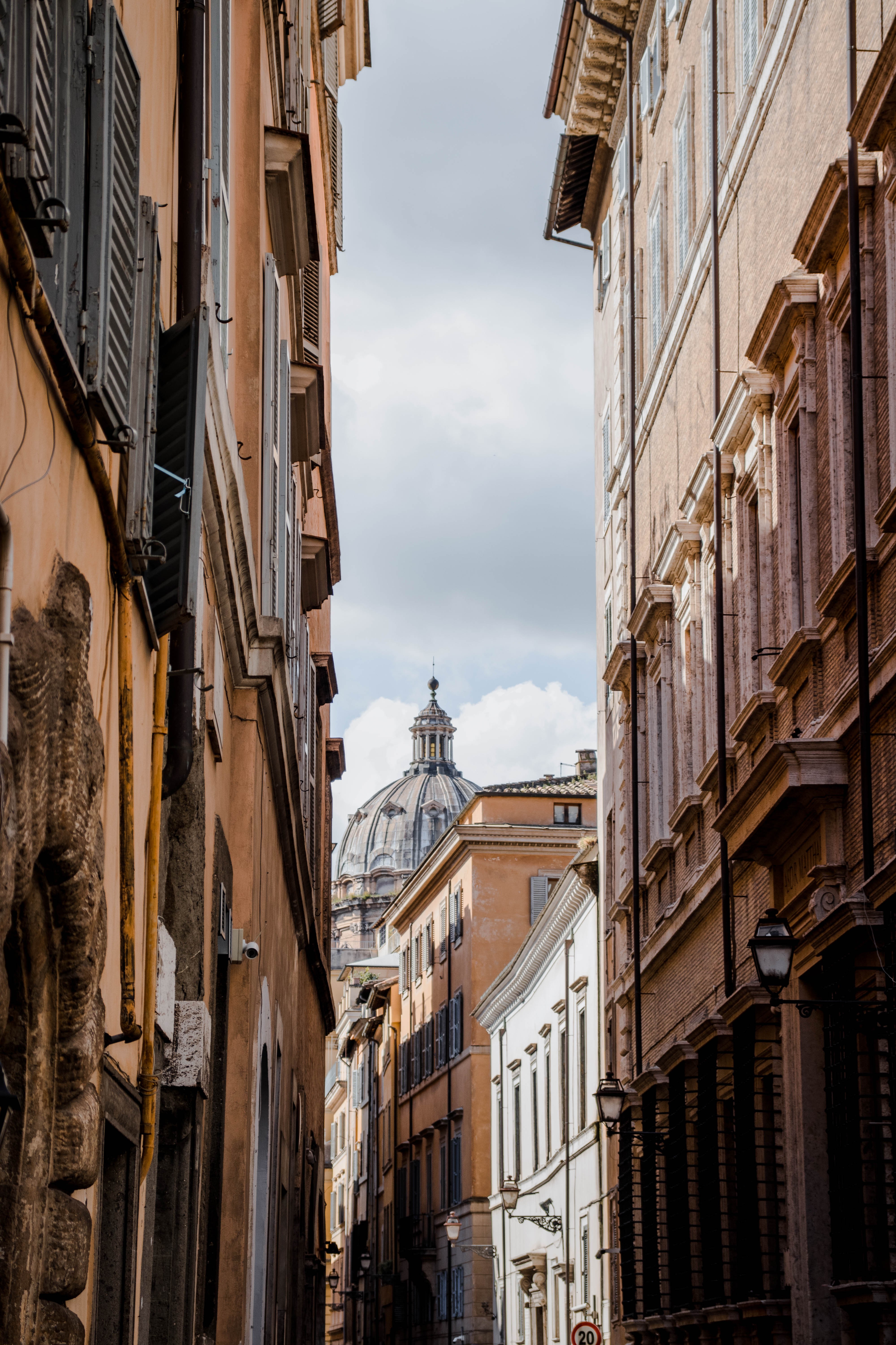 Mirando hacia arriba en un estrecho callejón bordeado de edificios altos Foto 