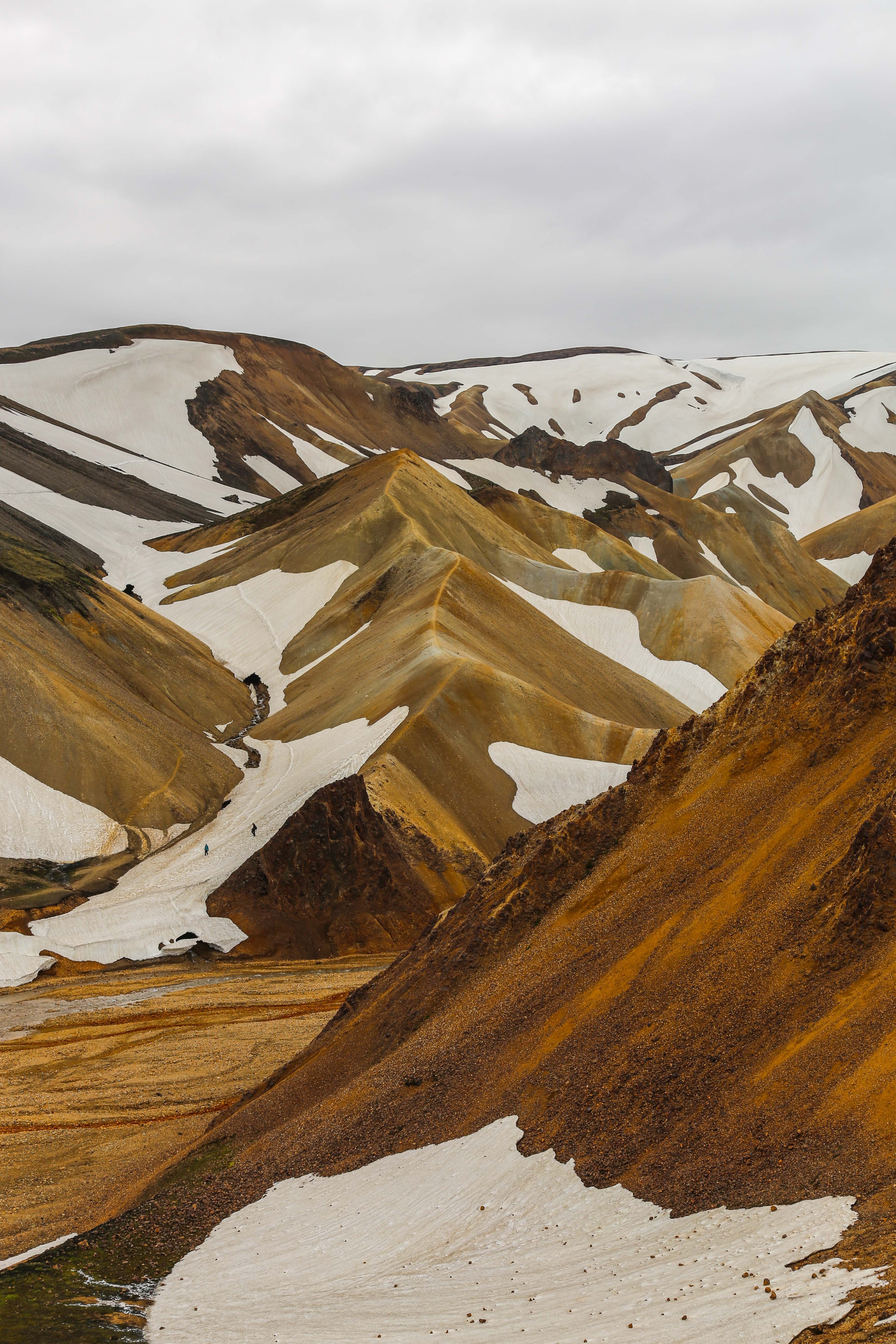 地平線上の砂に覆われた砂漠の丘写真 