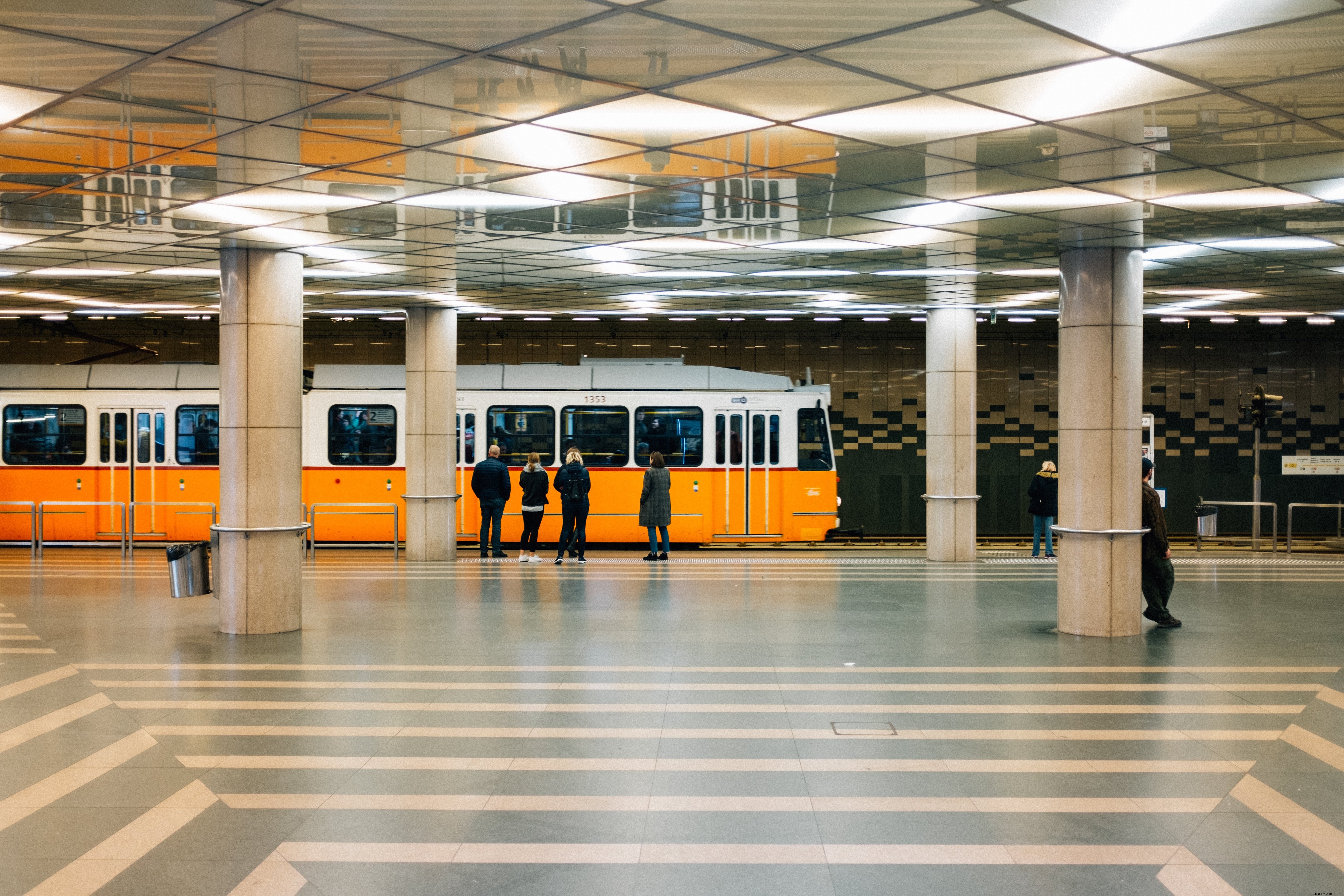 Gente esperando la foto del metro 