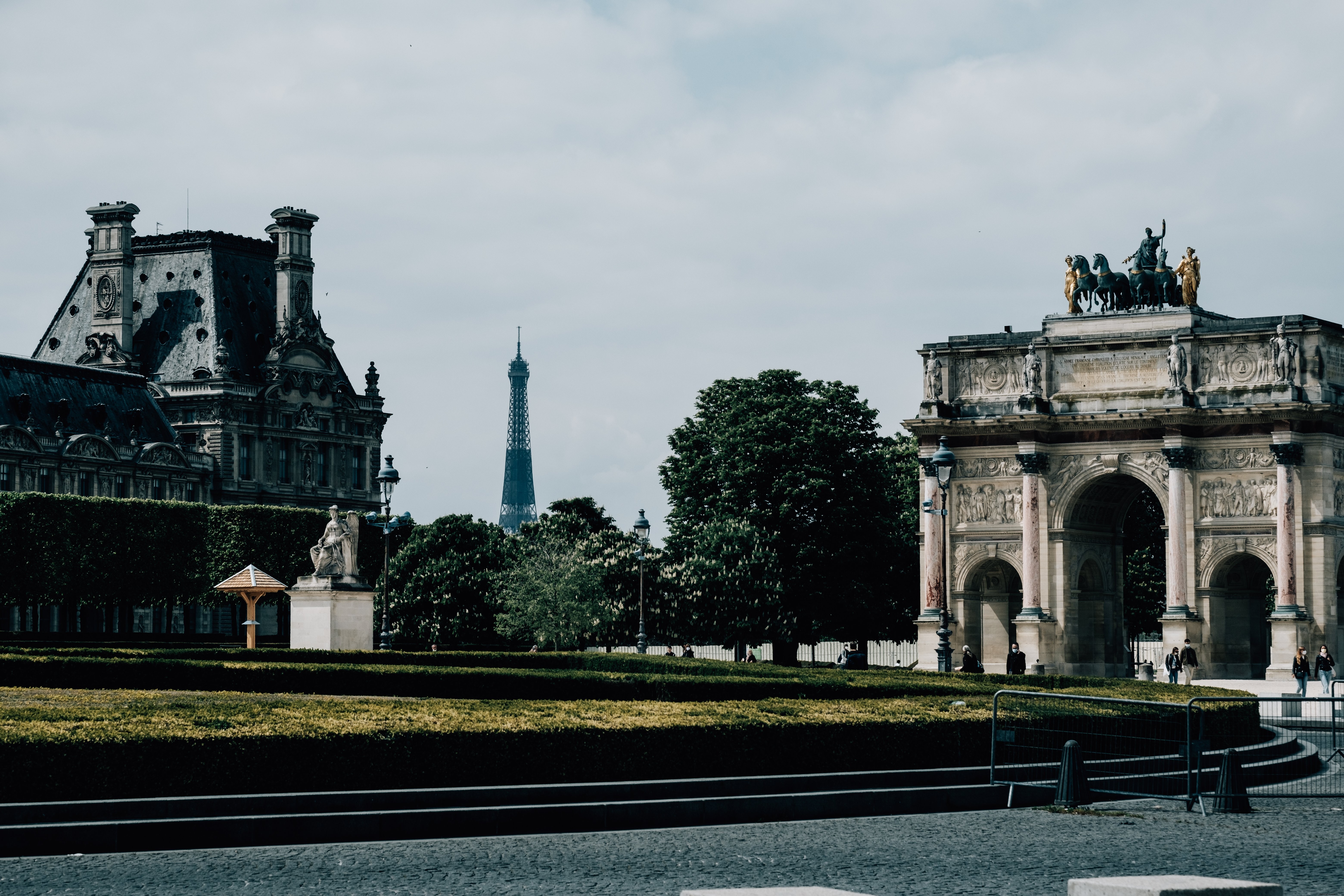 Jardines con el Arco del Triunfo y la Torre Eiffel Foto 