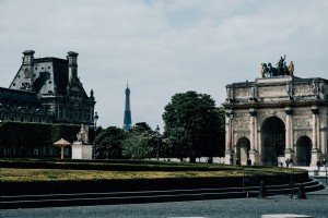 Giardini con l Arco di Trionfo e la Torre Eiffel foto 