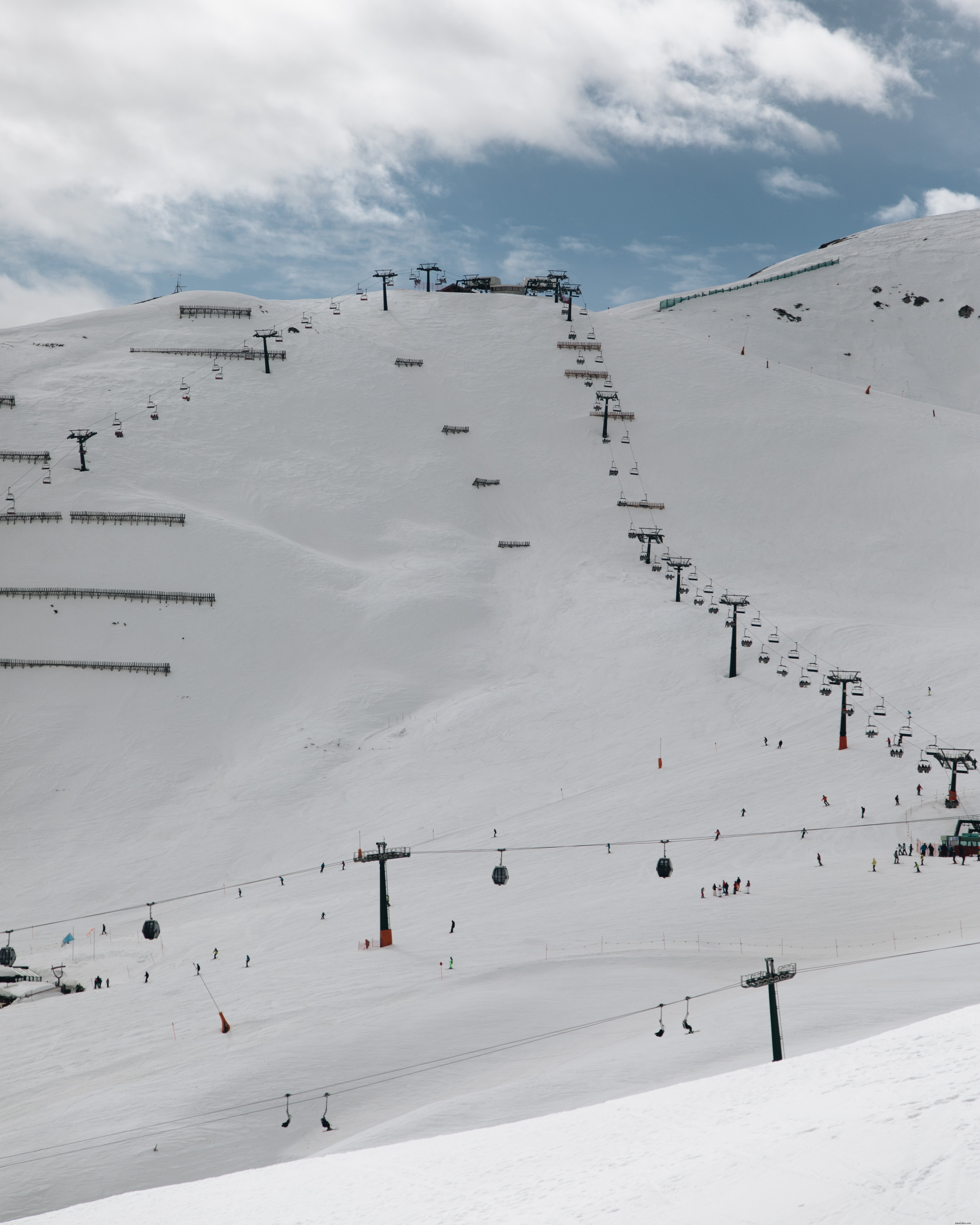 Teleféricos de esqui subindo em uma montanha Foto 