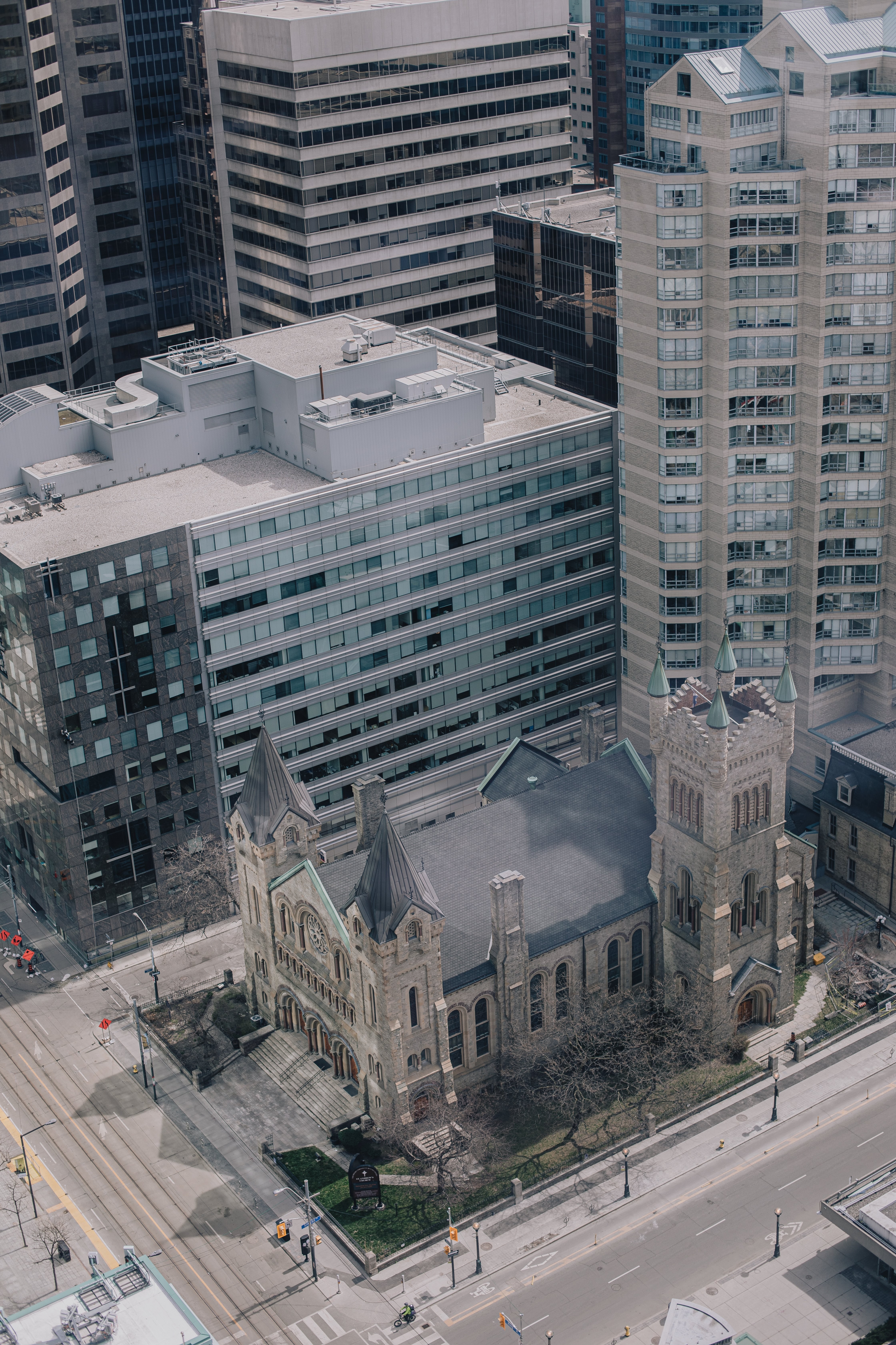 それを囲む高層ビルのある教会の空撮写真 