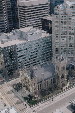 Pemandangan Udara Gereja Dengan Gedung Tinggi Di Sekitarnya Foto 