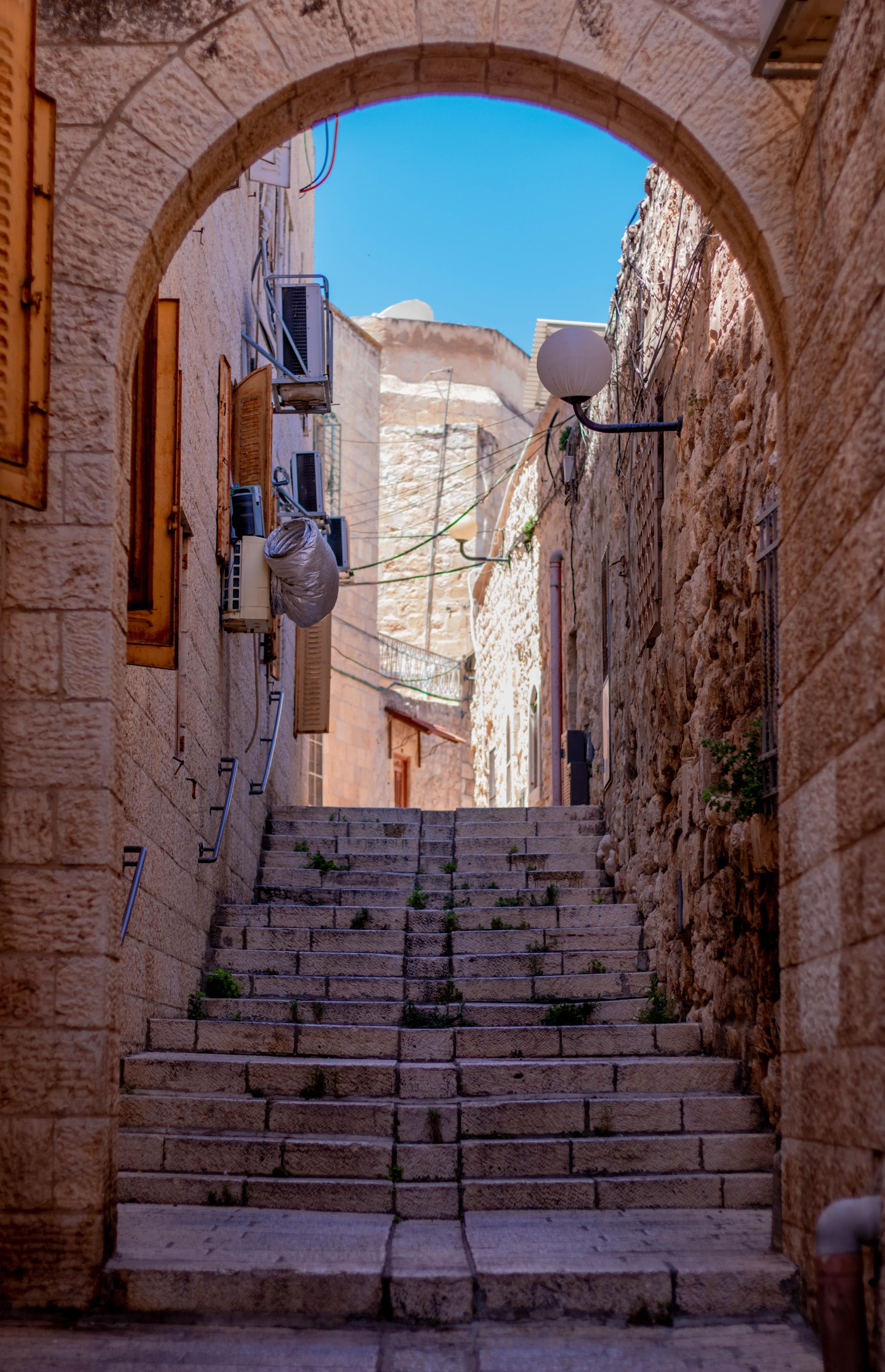 Escalera de piedra y arco que conduce a la foto del callejón 