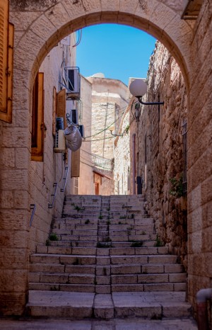Escalera de piedra y arco que conduce a la foto del callejón 