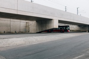 Foto de um ônibus sai da estação 