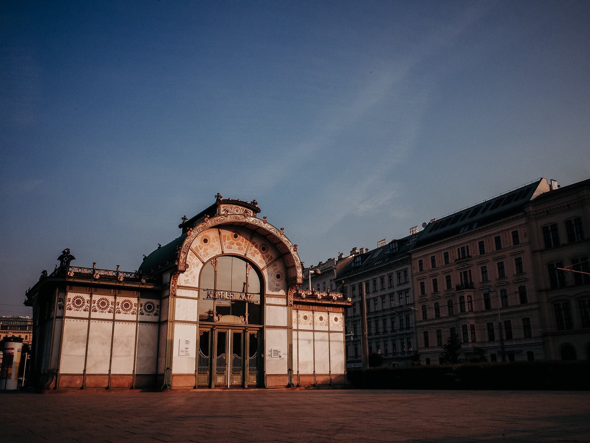 Edificio bianco con un tetto rosso e intarsi di fiori foto 