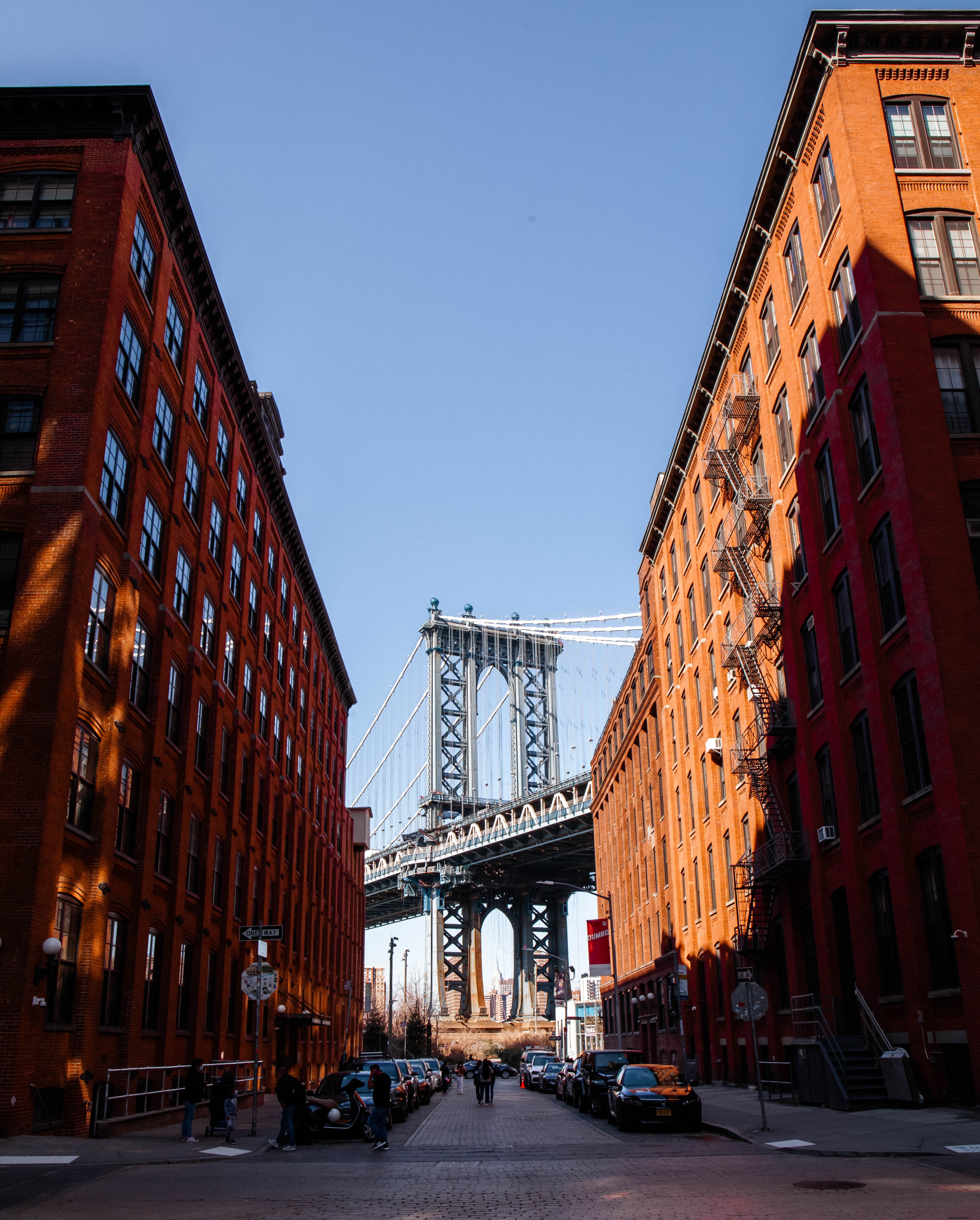 Uma rua da cidade embaixo do viaduto da ponte de Manhattan 