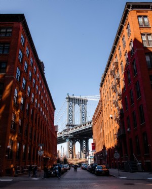 Sebuah Jalan Kota Di Bawah Jembatan Manhattan Foto Overpass 