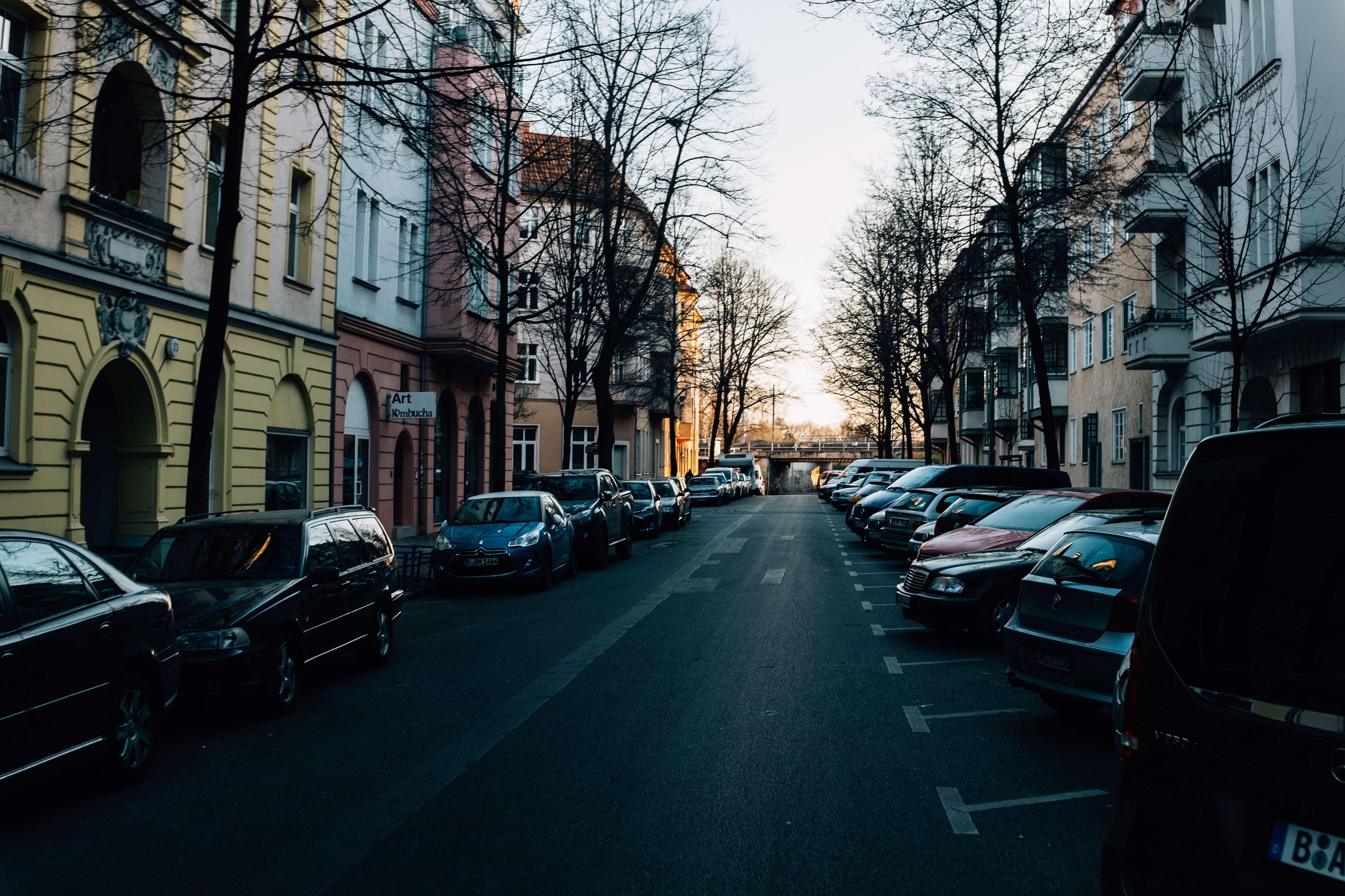 Automóviles empaquetados en estrechas calles europeas Foto 