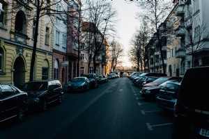 狭いヨーロッパの通りに詰め込まれた車写真 