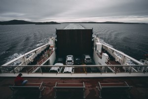 Sentado encima de un ferry viajando por el agua Foto 