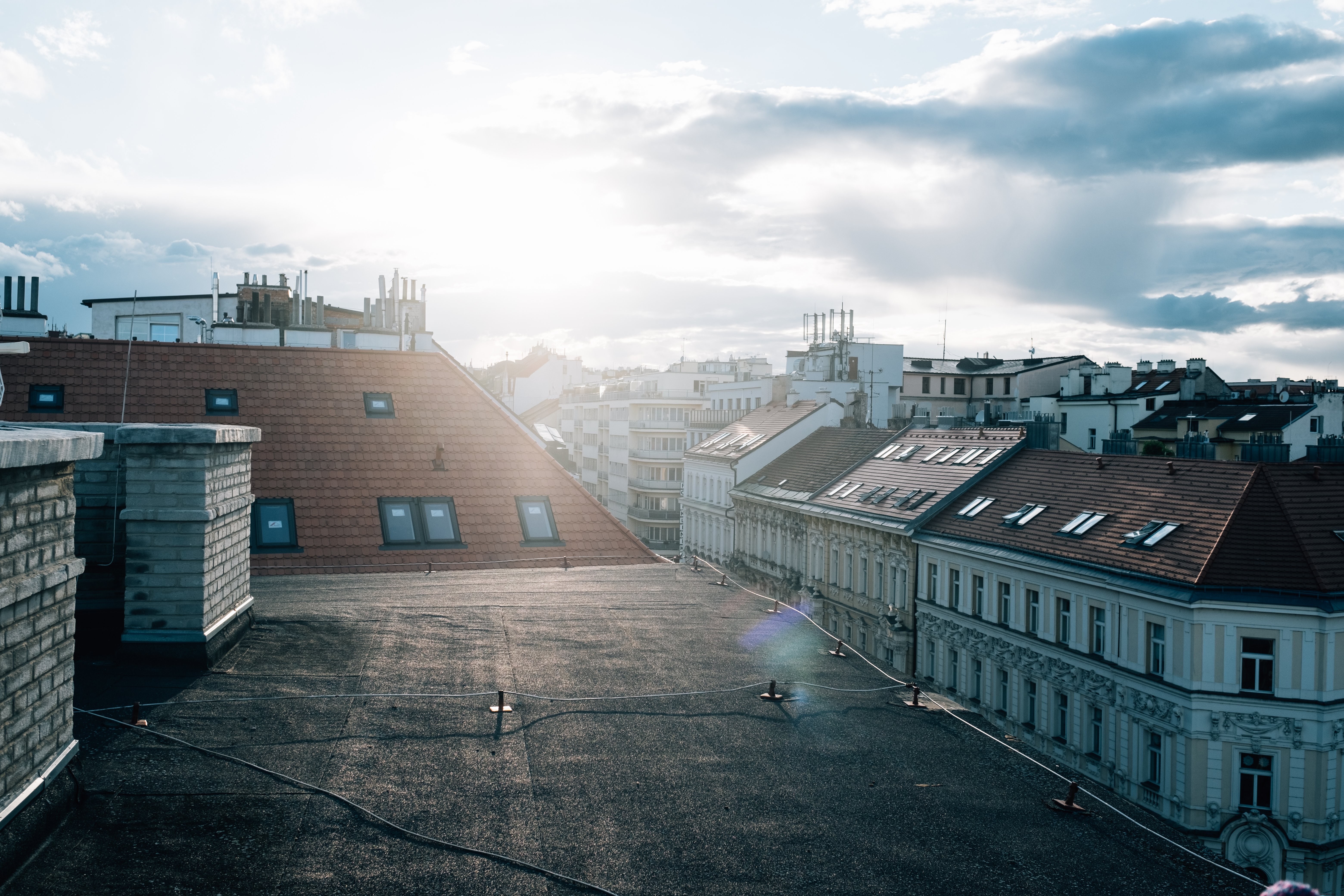 Il tetto piatto di un edificio in luce nebbiosa foto 