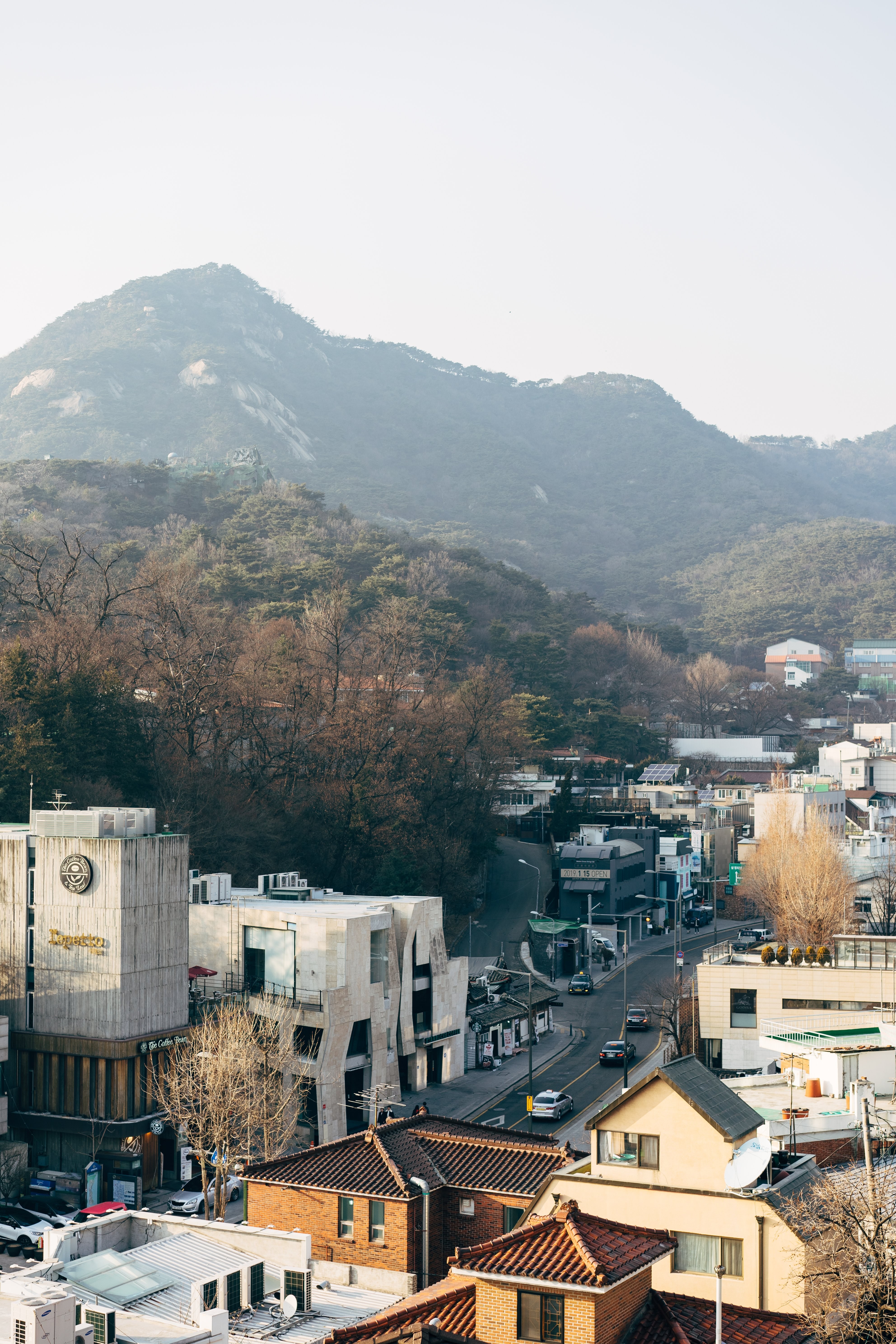 Une ville nichée sous une montagne Photo 