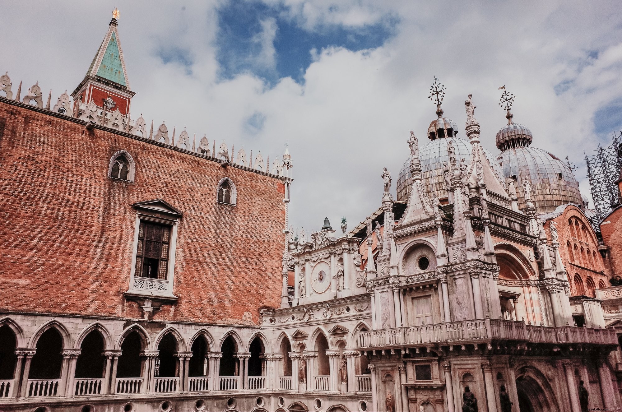 Foto di edificio bianco finemente intagliato 