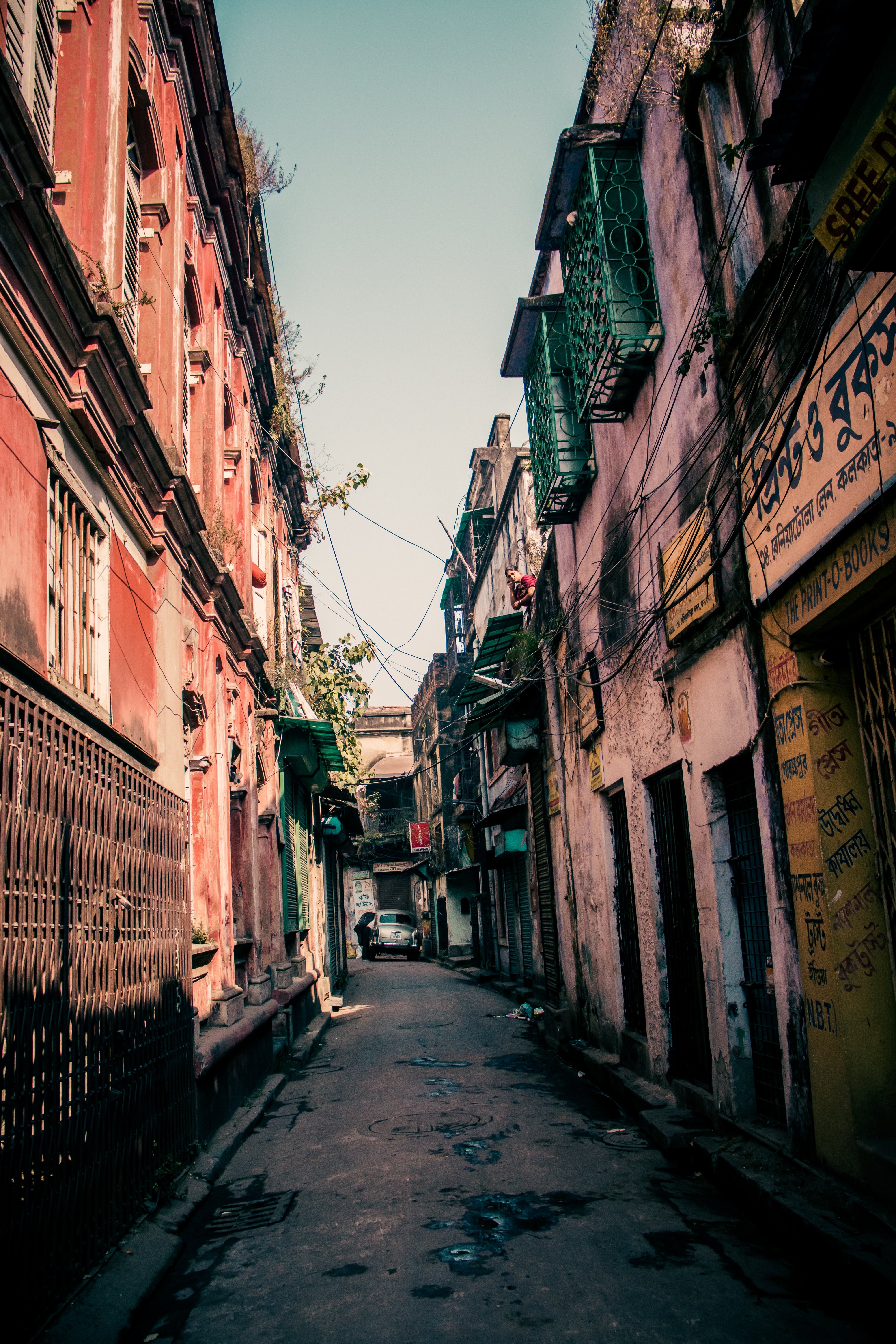 Callejón rústico delgado con edificios a cada lado Foto 