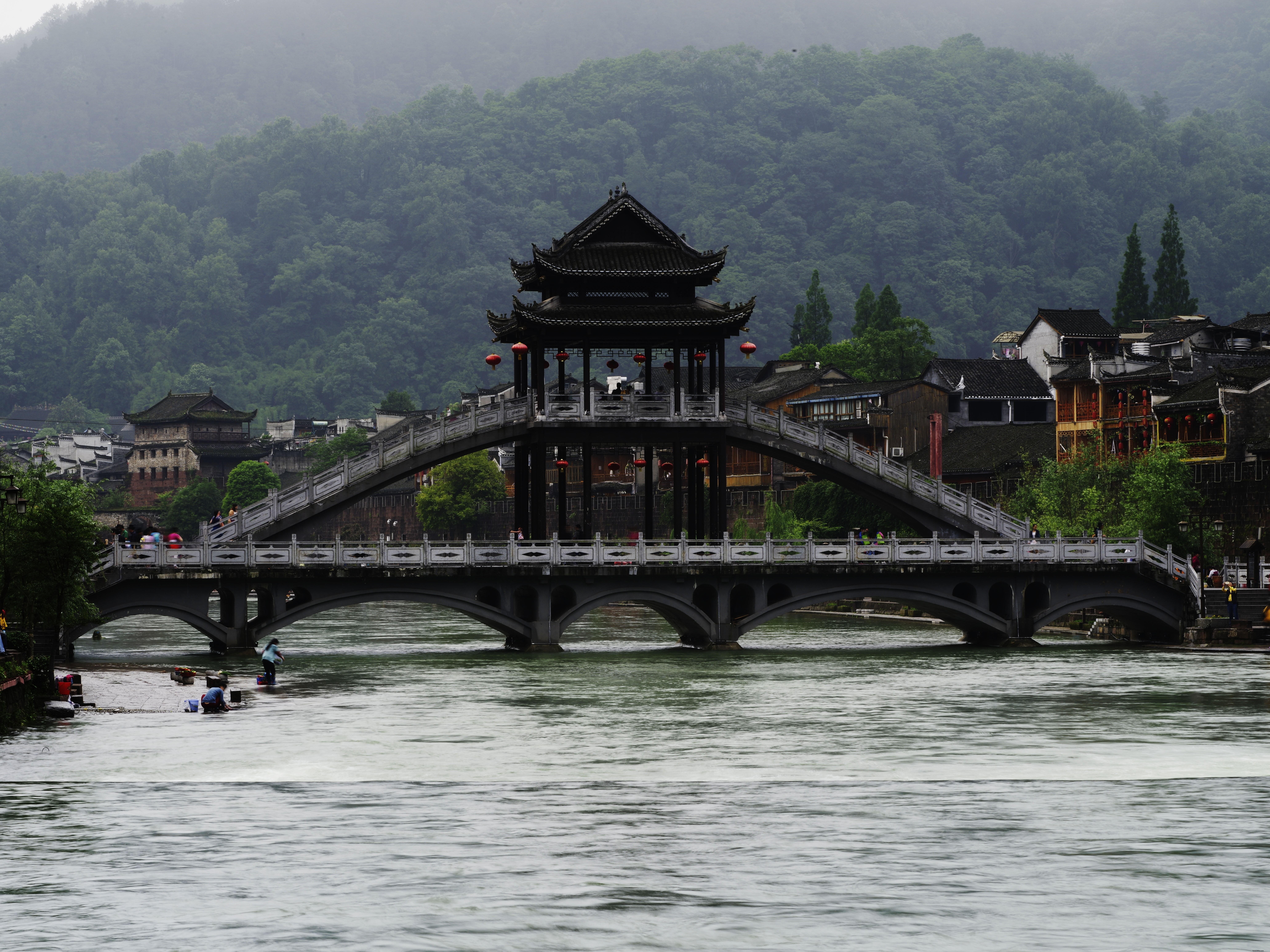 Foto Jembatan Oriental Di Bawah Pegunungan 