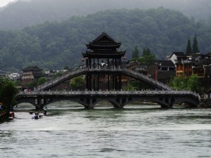 Foto da ponte oriental sob as montanhas 