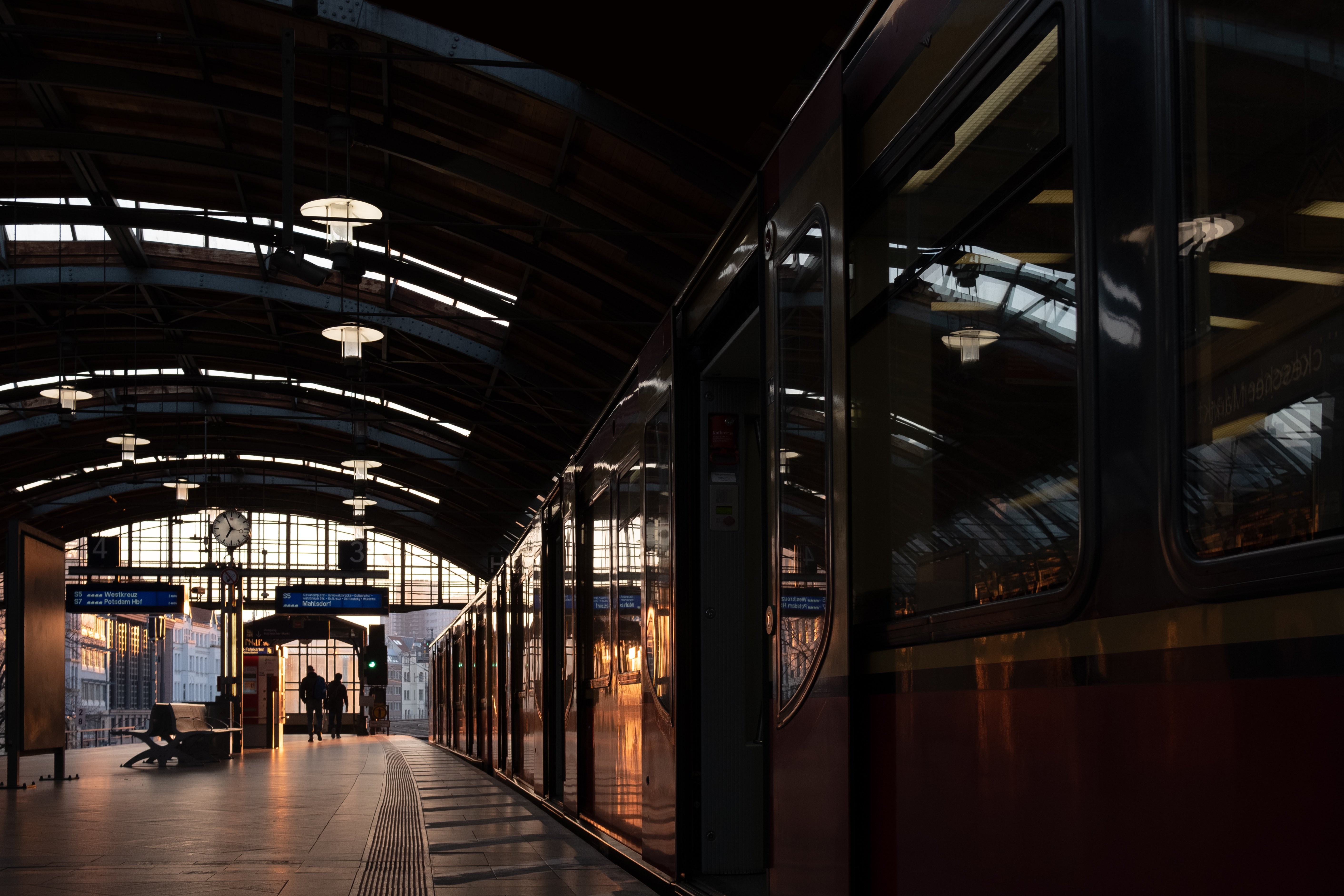 夕日が電車のプラットホームの写真を照らす 