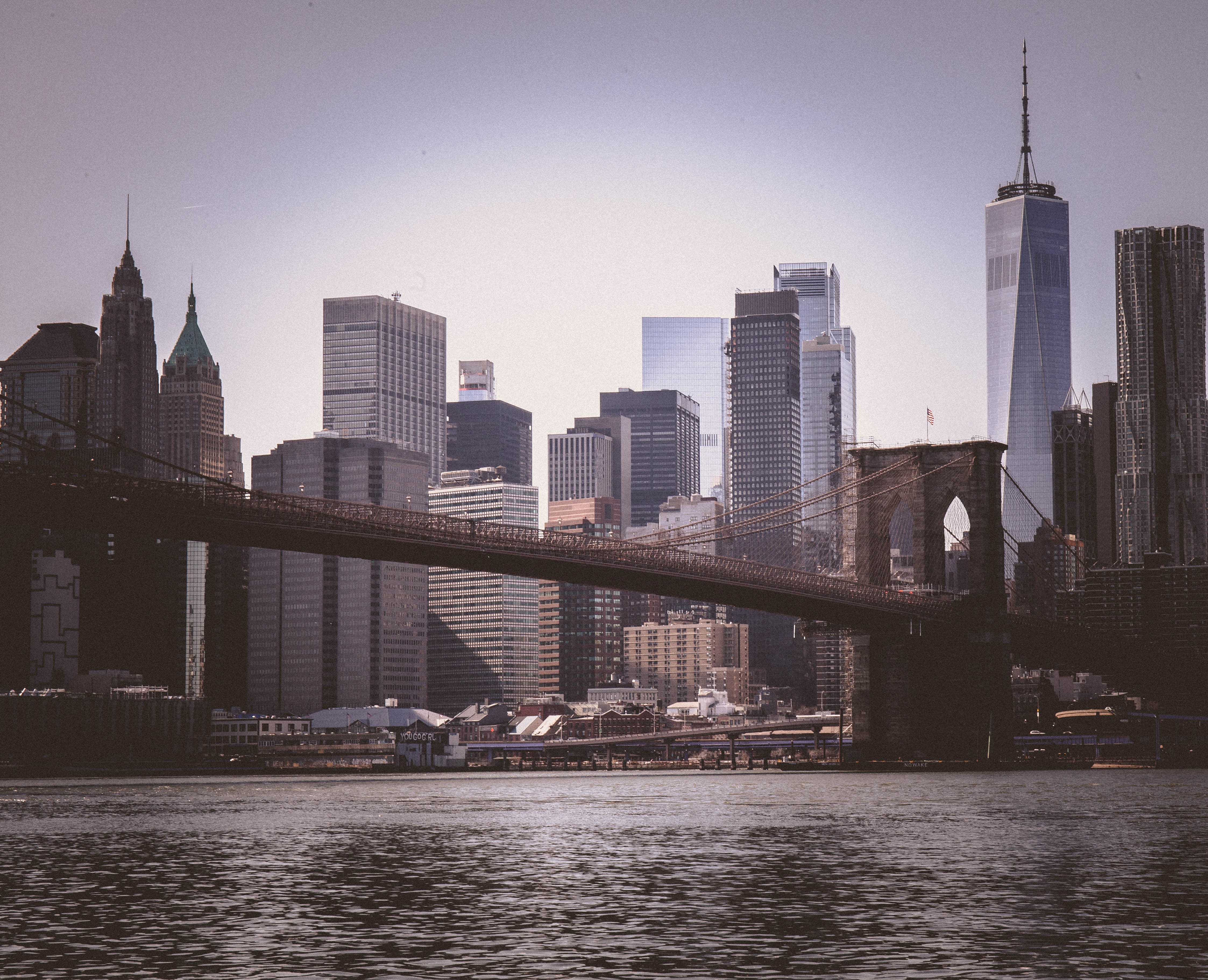 Ponte di Brooklyn che conduce alla vista verso lo skyline di Manhattan Foto 