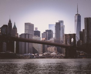 マンハッタンのスカイラインの写真に向かってビューをリードするブルックリン橋 