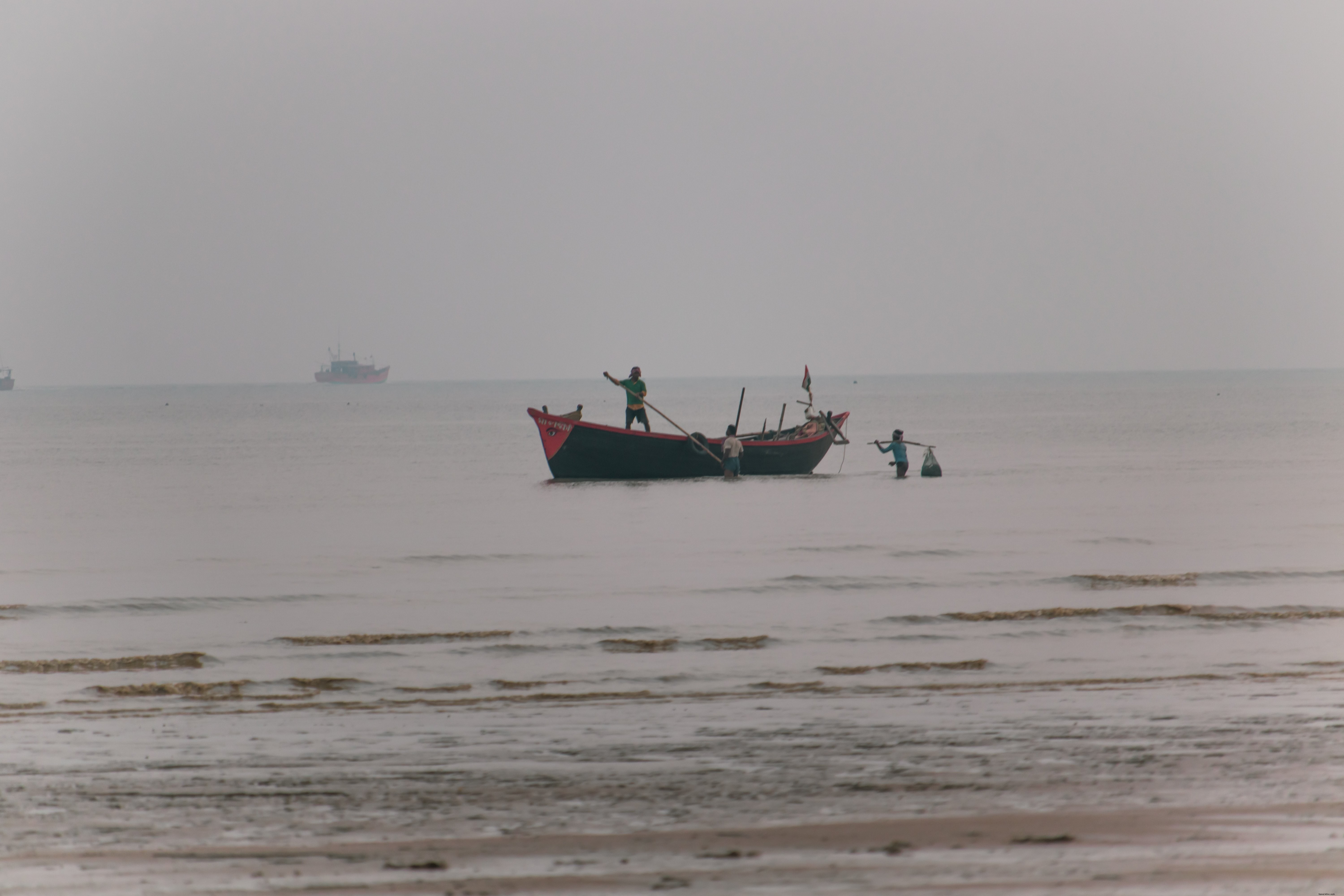 Foto Nelayan Di Tepi Pantai 