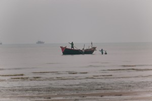Foto de pescadores en la costa 
