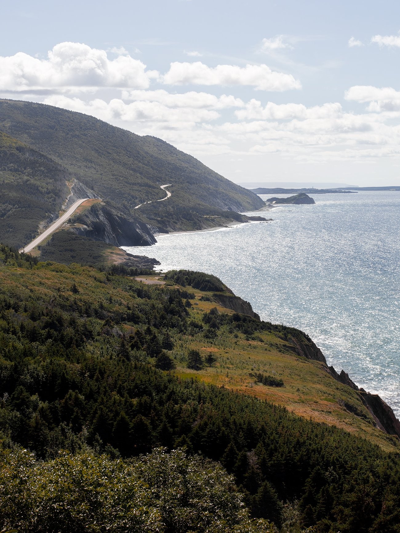 Costa tortuosa in una giornata di sole foto 