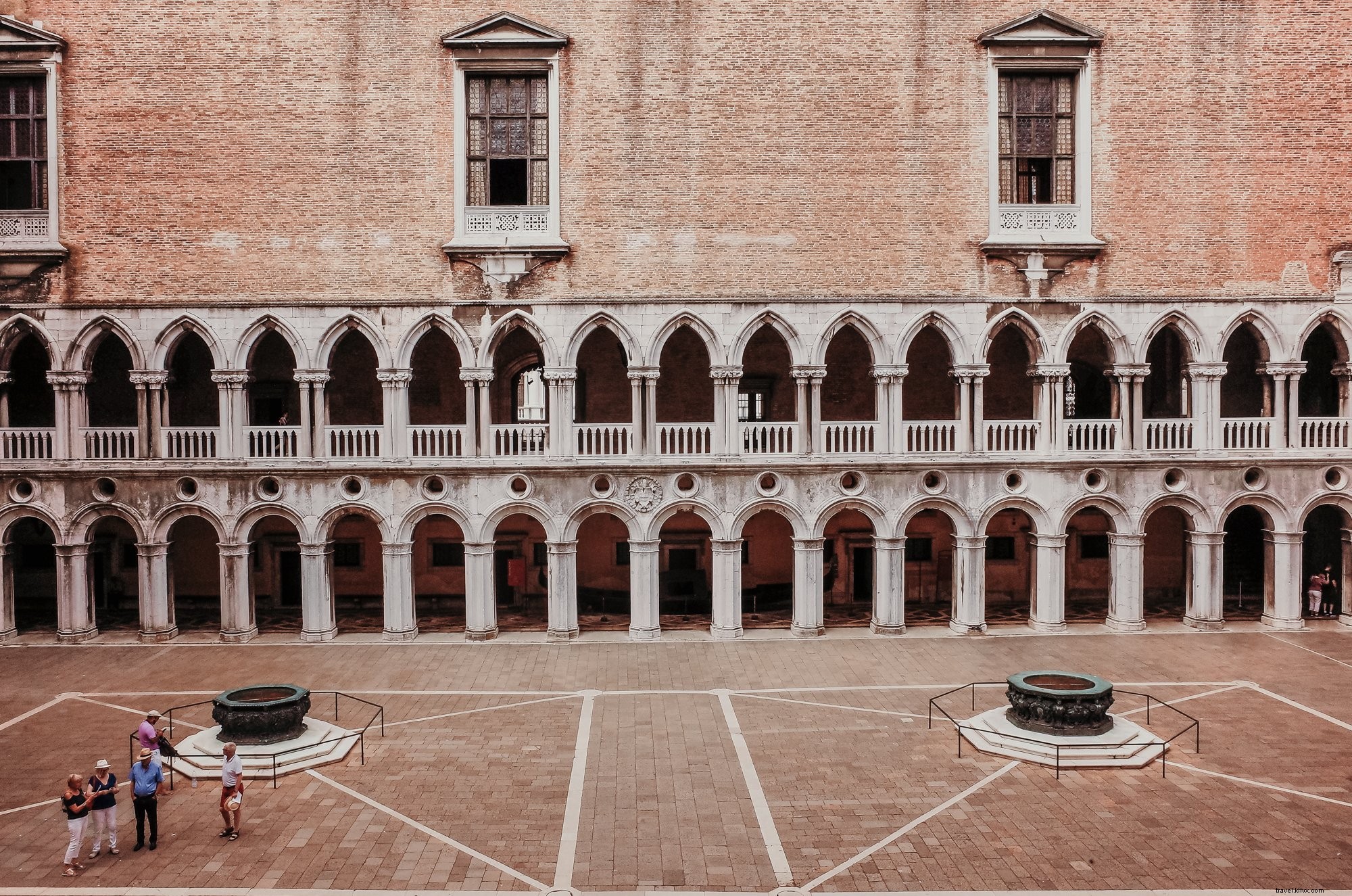 Foto de patio abierto de piedra con arcos blancos 