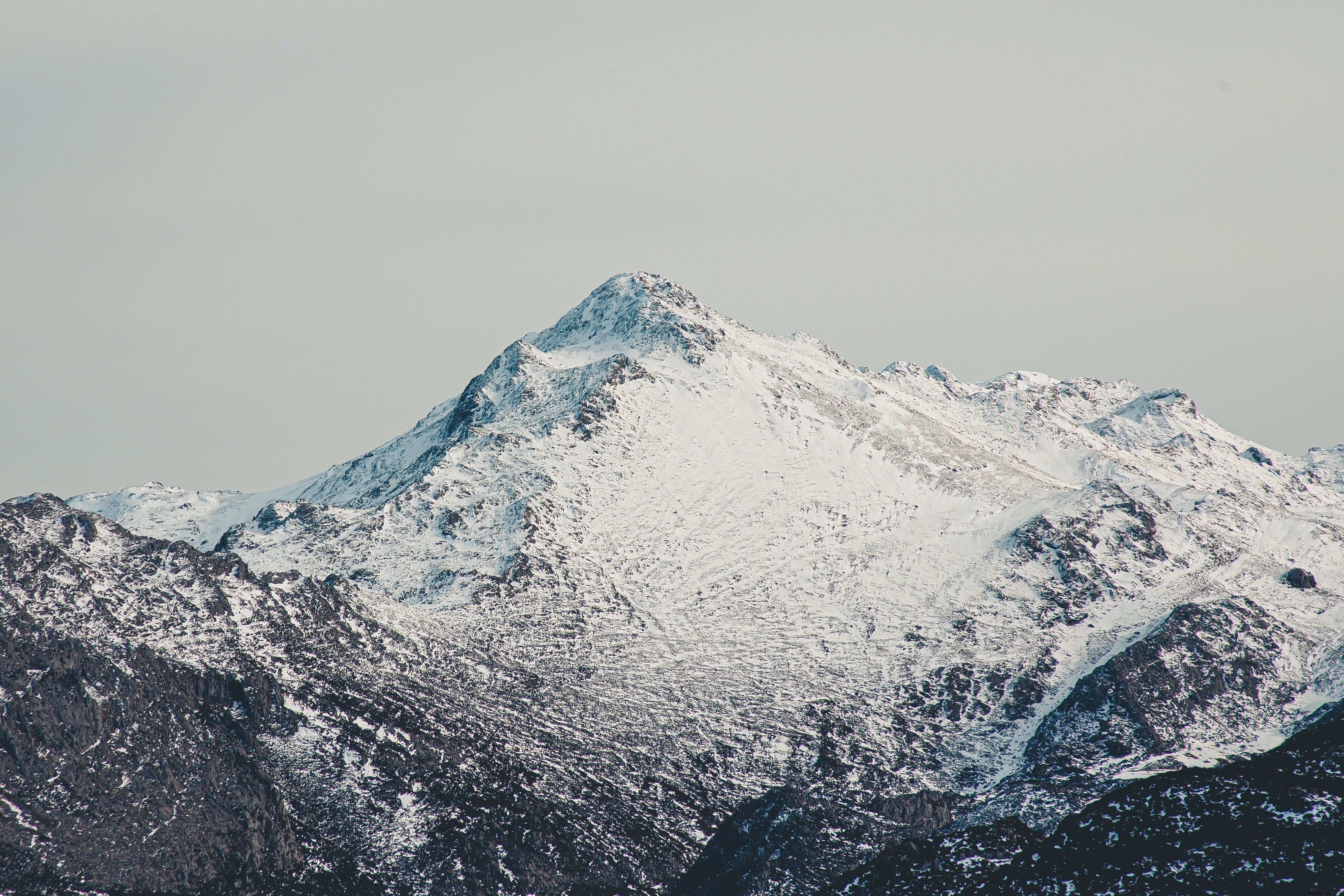 Cerca de la vasta foto de la montaña nevada 