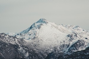 Primo piano di una vasta montagna innevata foto 