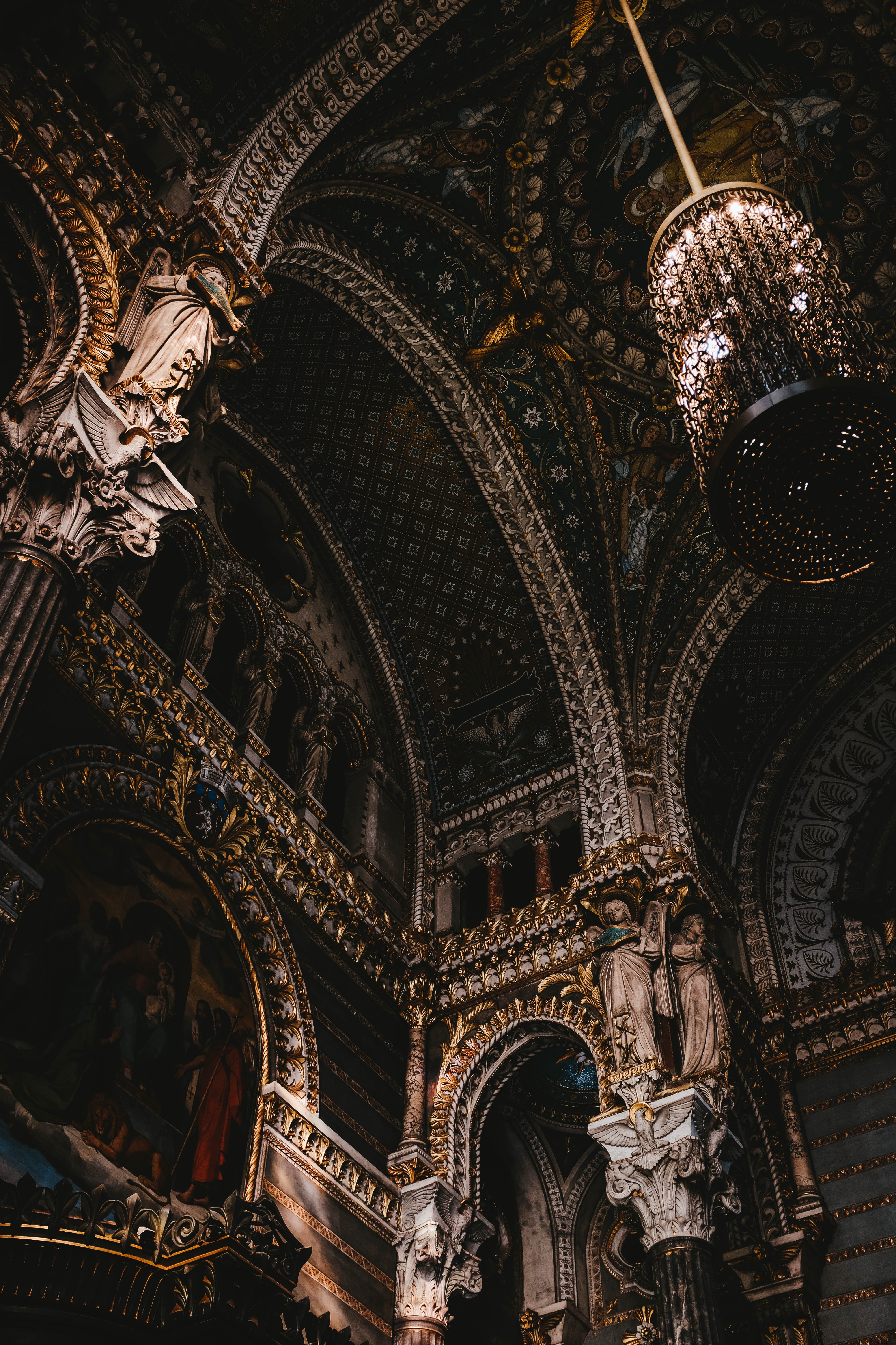 Sombras dramáticas dentro de uma foto de igreja 