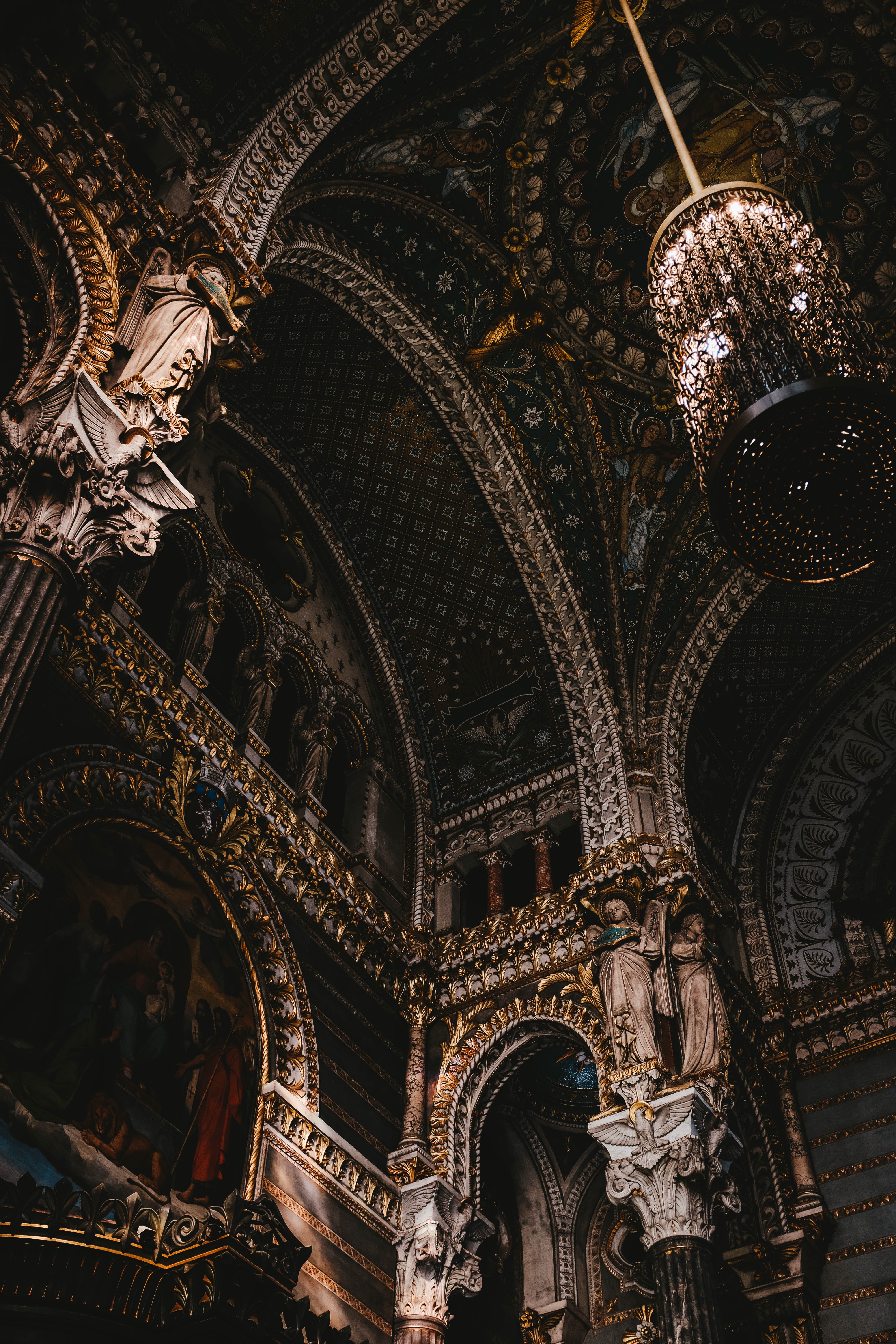 Ombre drammatiche all interno di una chiesa foto 