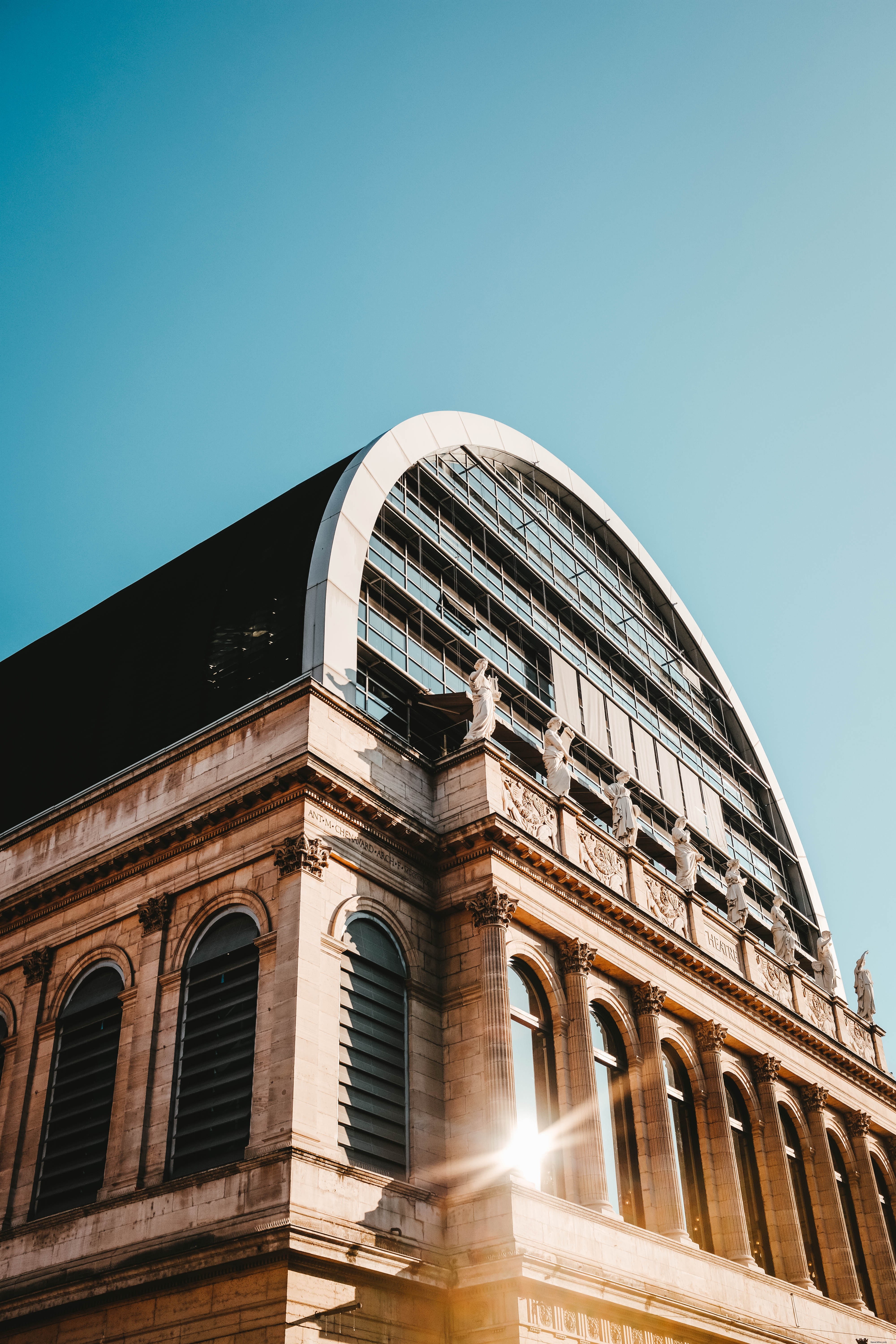 La lumière du soleil brille sur la photo des fenêtres du bâtiment 