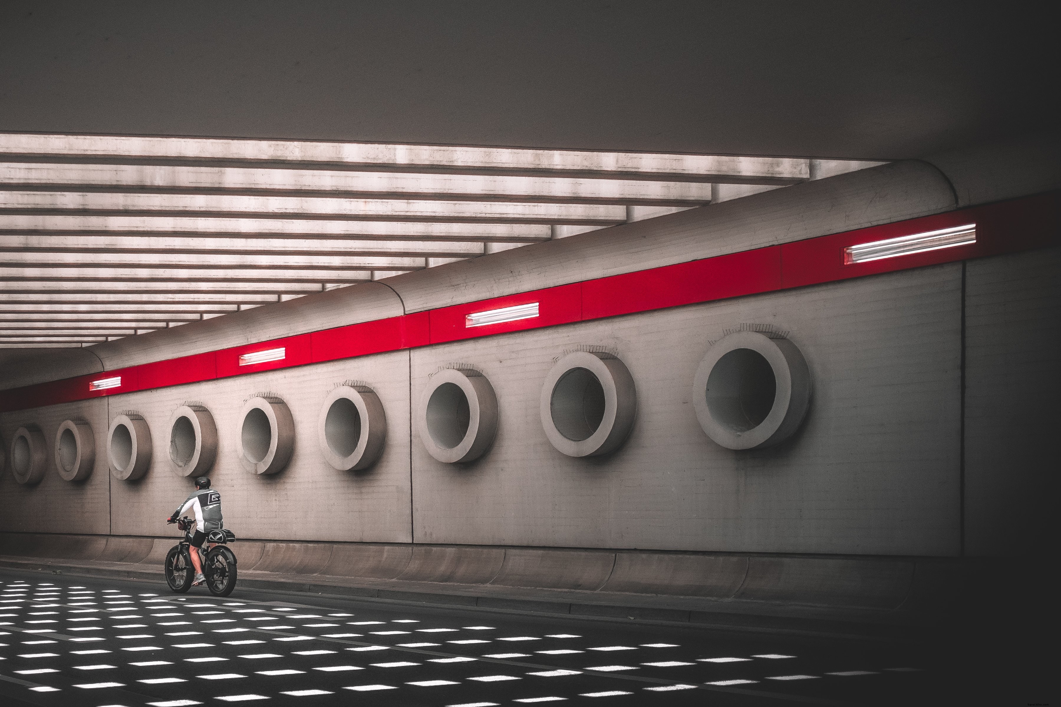 Ciclista in sella attraverso la splendida foto del sottopassaggio 